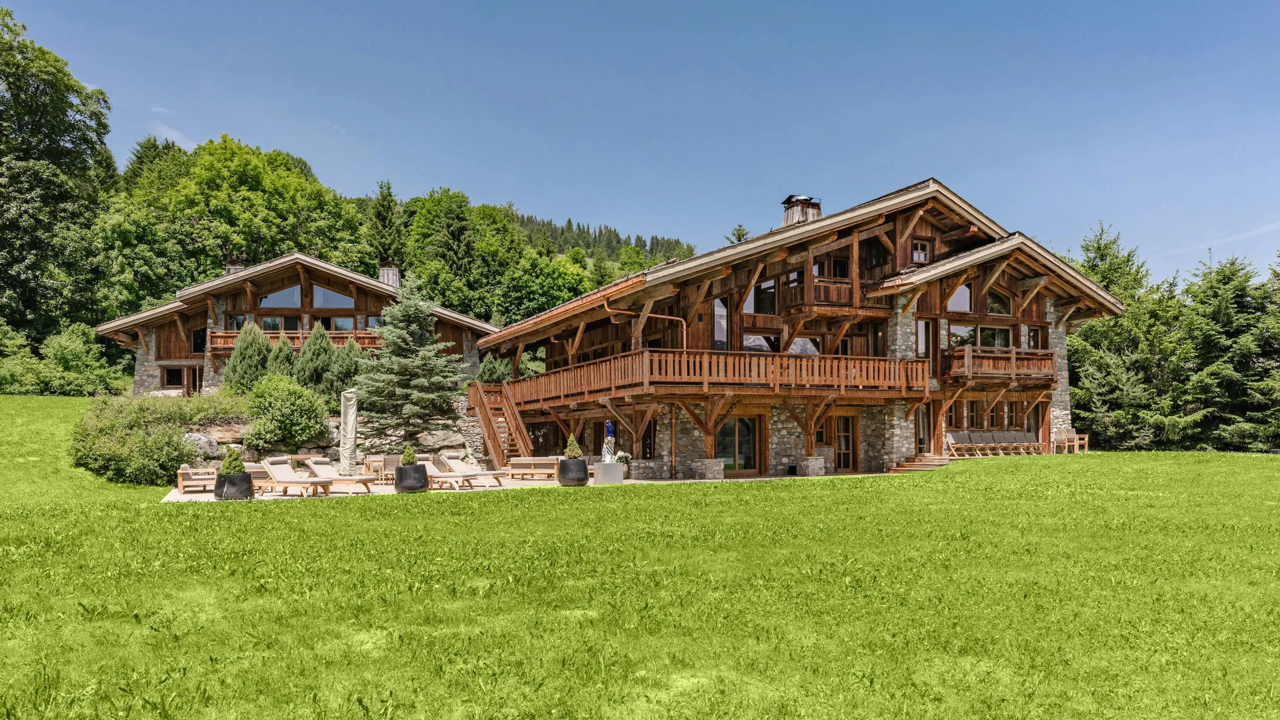 Chalet Royal with Commanding Views and Luxury Amenities — photograph 9