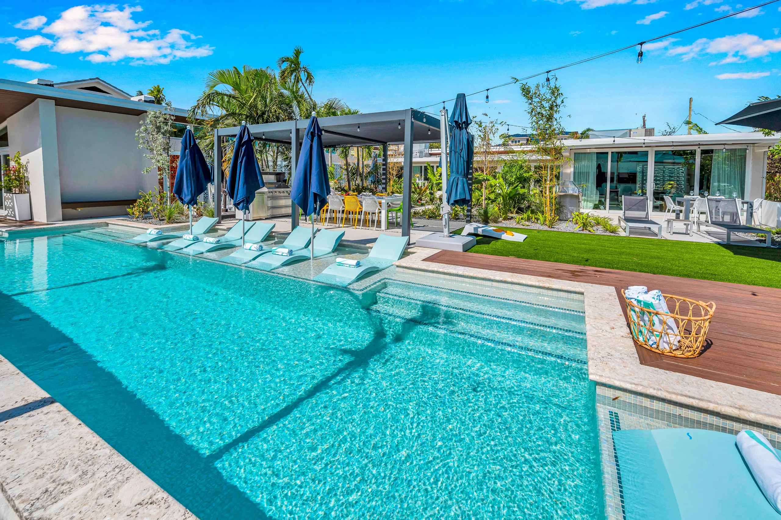 Abundant Modern Villa with Two Heated Pools — photograph 7