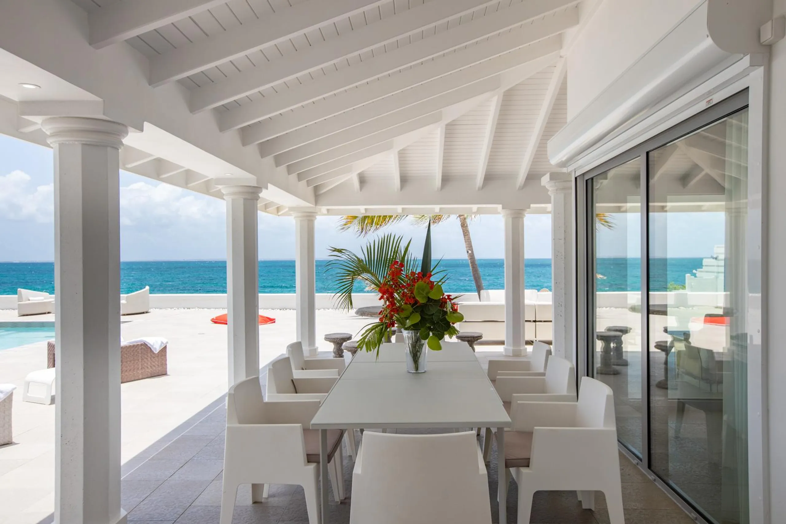 Pristine 5 BR Luxe Oceanfront Escape with Private Pool, Fitness Room and Stunning Views — photograph 11