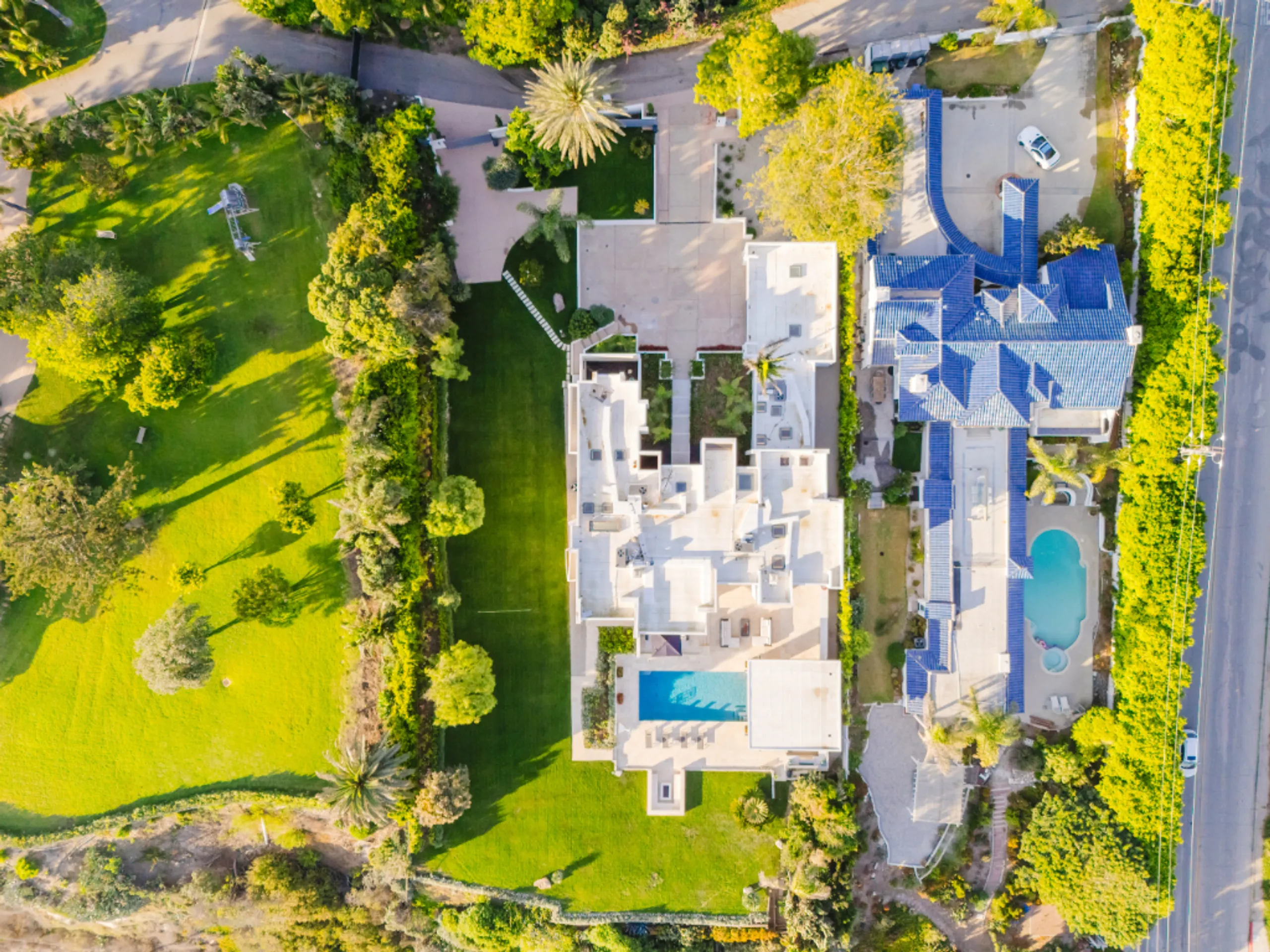Architectural Malibu Bluffside Estate with Panoramic Ocean Views & Walkable Beach Access — photograph 5