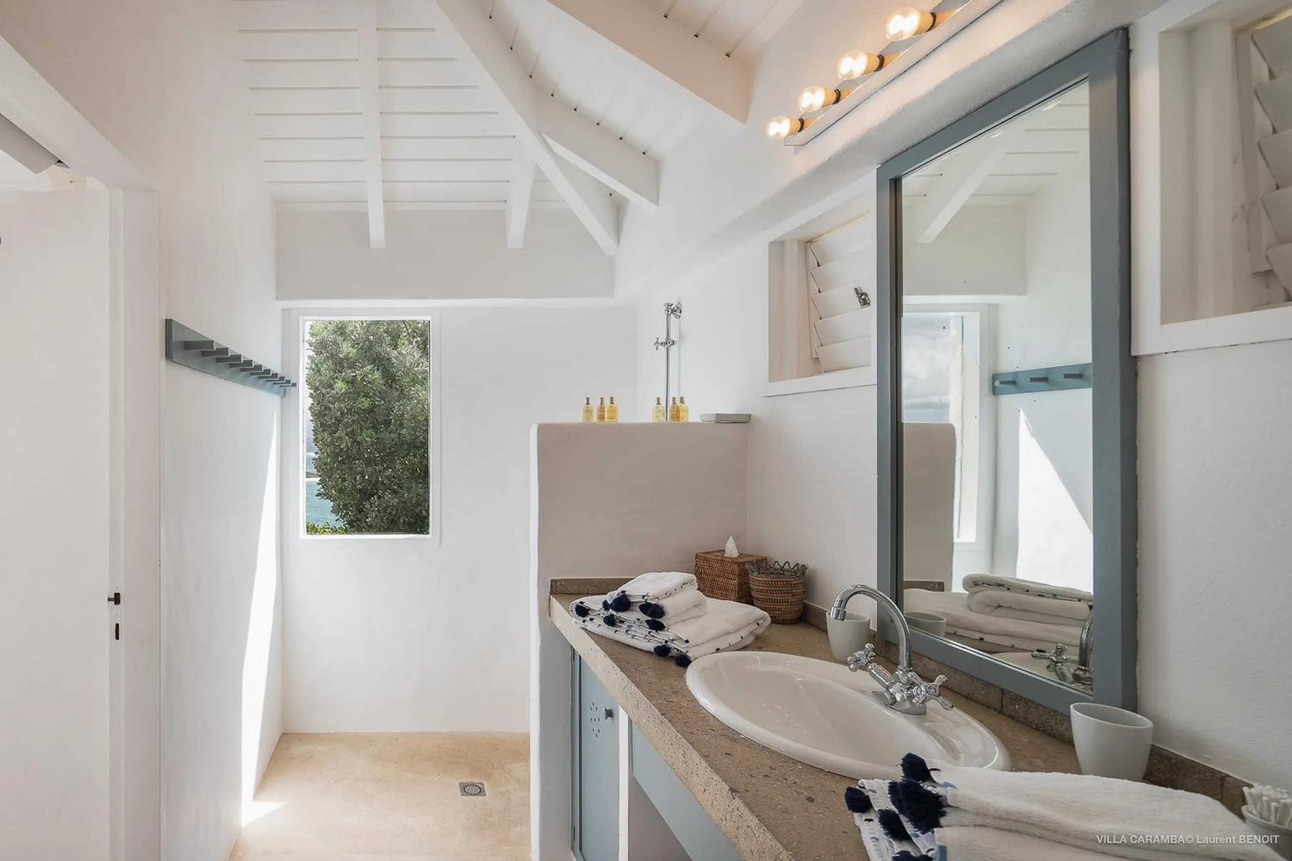 Elegant Seaside Villa with Private Pool and Walks to Beach — photograph 12