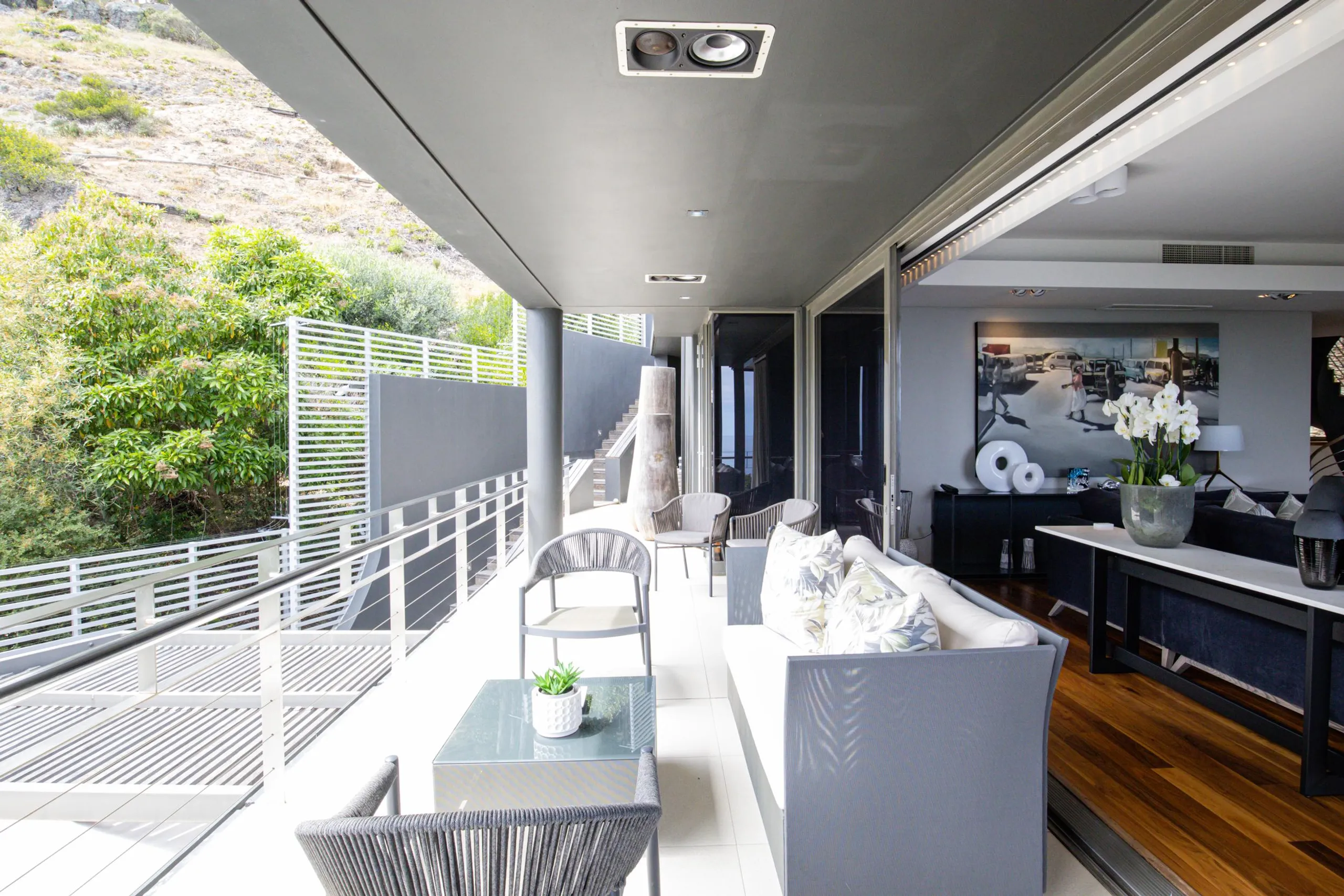 Contemporary Luxe Villa with Mountain and Ocean Views — photograph 7