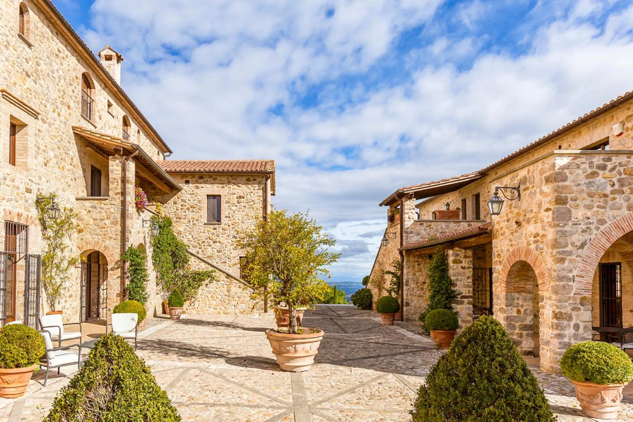 Elegant Tower-Turned-Villa with Private Pool and Monte Rufeno Views — photograph 2
