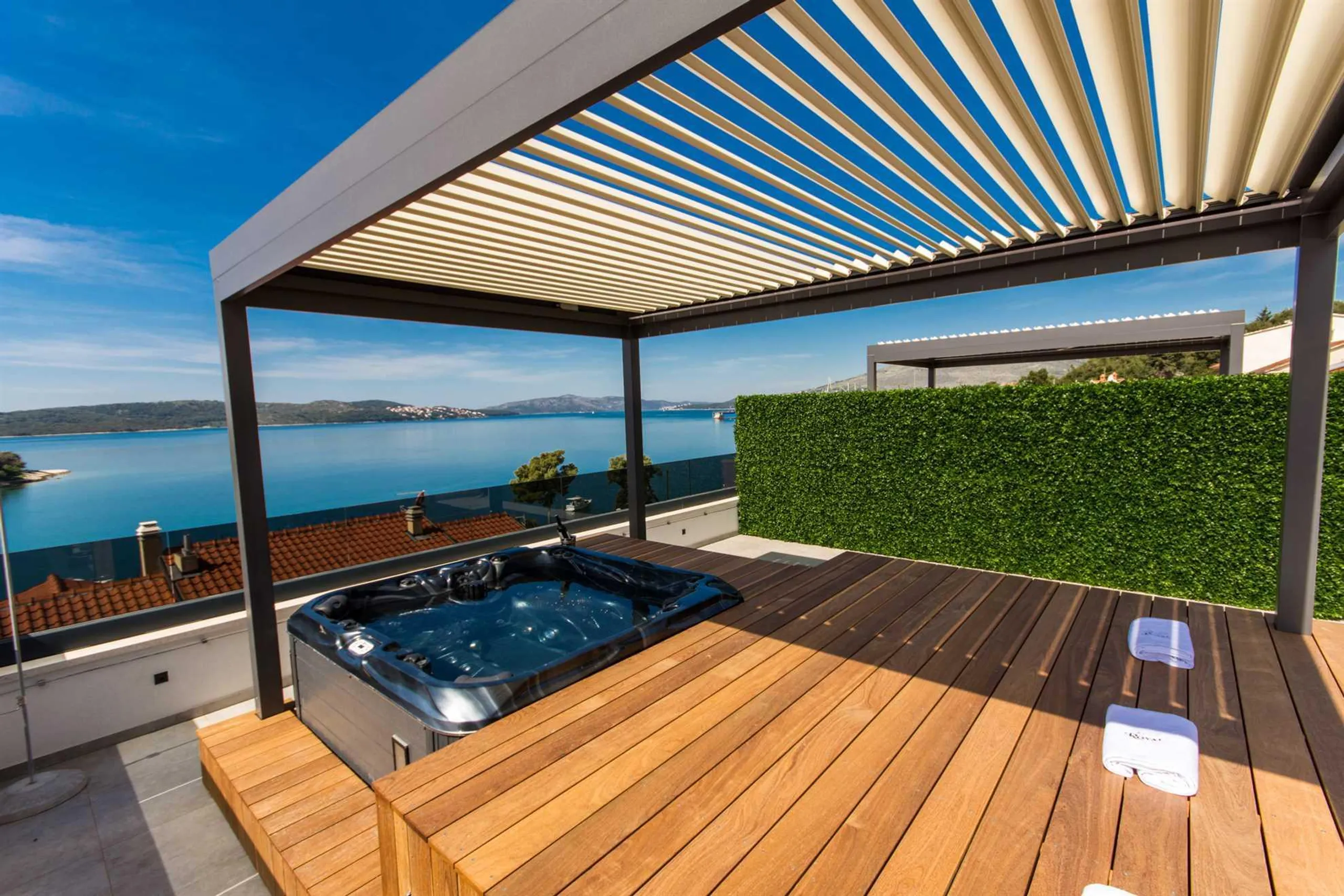 Spacious Villa with Rooftop Terrace and Jacuzzi in Trogir, Splitsko Dalmatinska