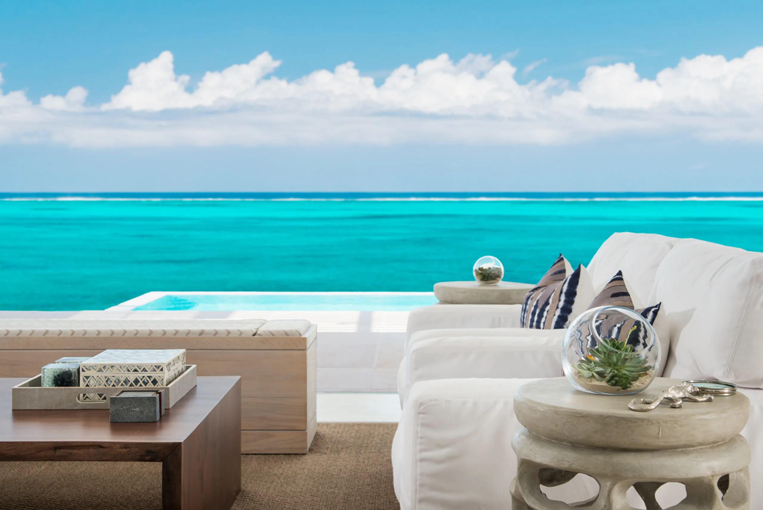 Secluded Charm and Luxury: North Shore's 5-Bedroom Beachfront Villa with Infinity Pool and Ocean Views — photograph 5