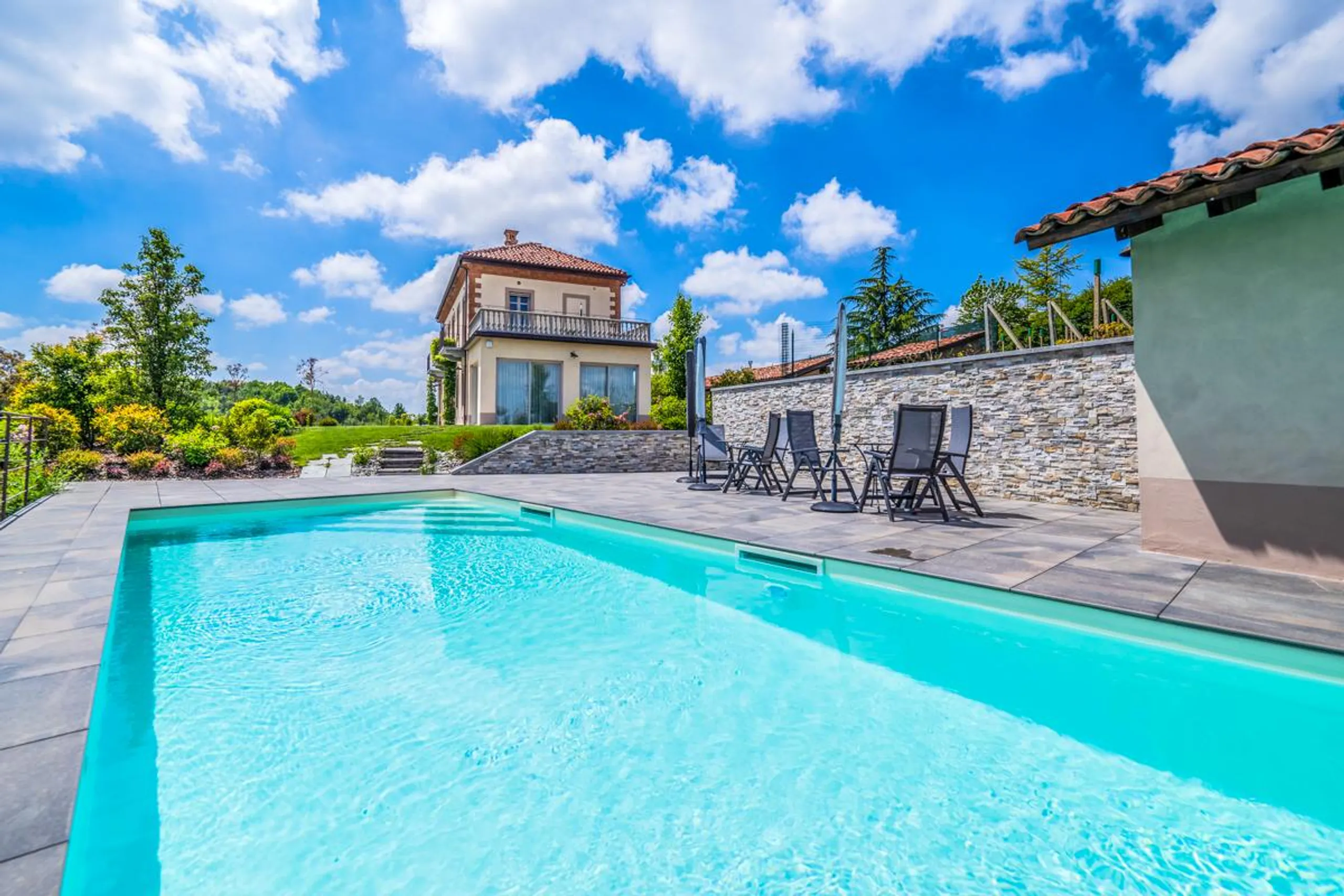 Elegant Countryside Villa in Piedmont with Pool and Vineyard Views — photograph 9