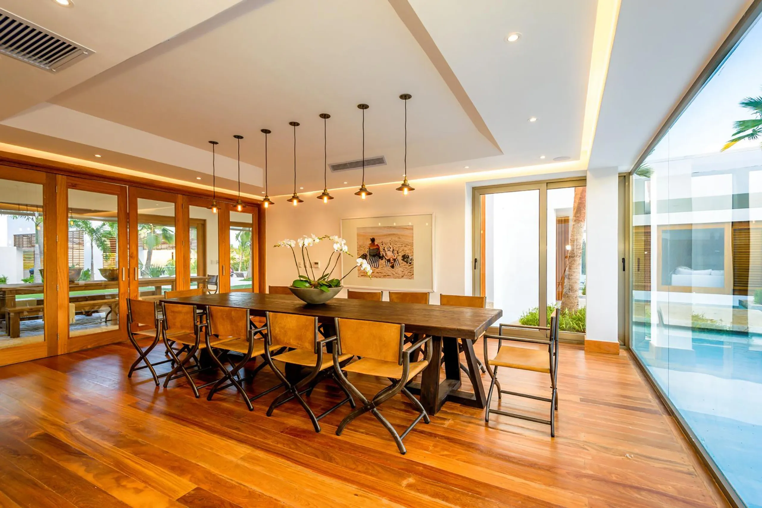 Comfortable and Luxurious Modern Retreat with Swimming Pool and Golf Course Views — photograph 11
