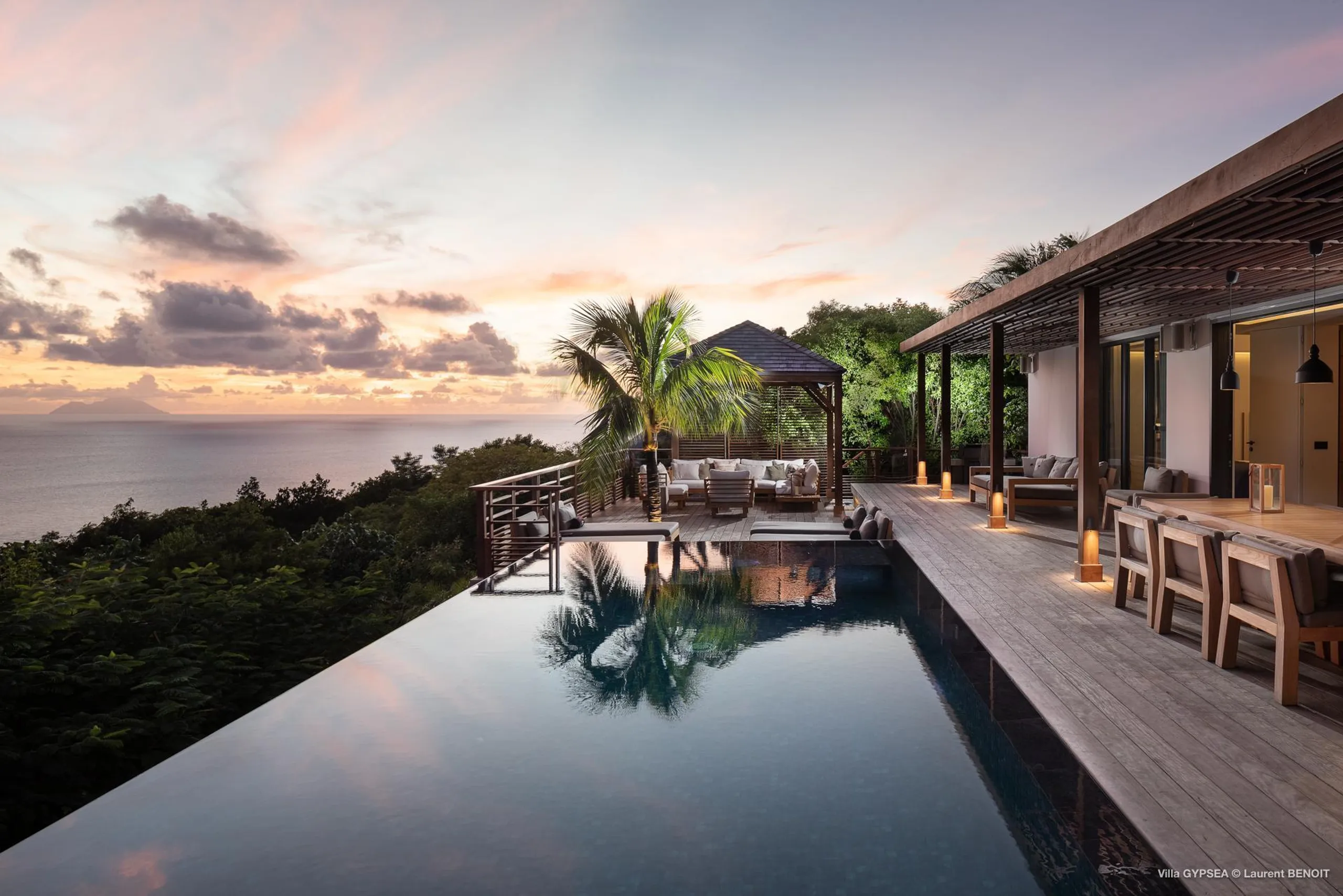 Sophisticated Seaview Estate with Infinity Pool and Sun Deck, Lurin