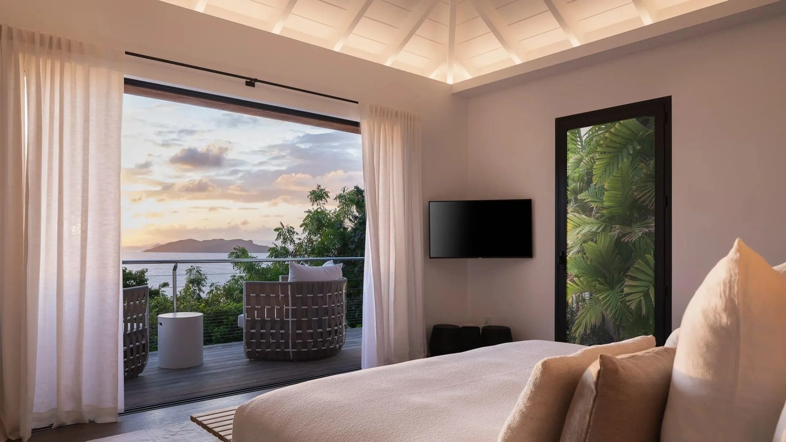 Sensational Seaside Villa with Infinity Pool — photograph 6