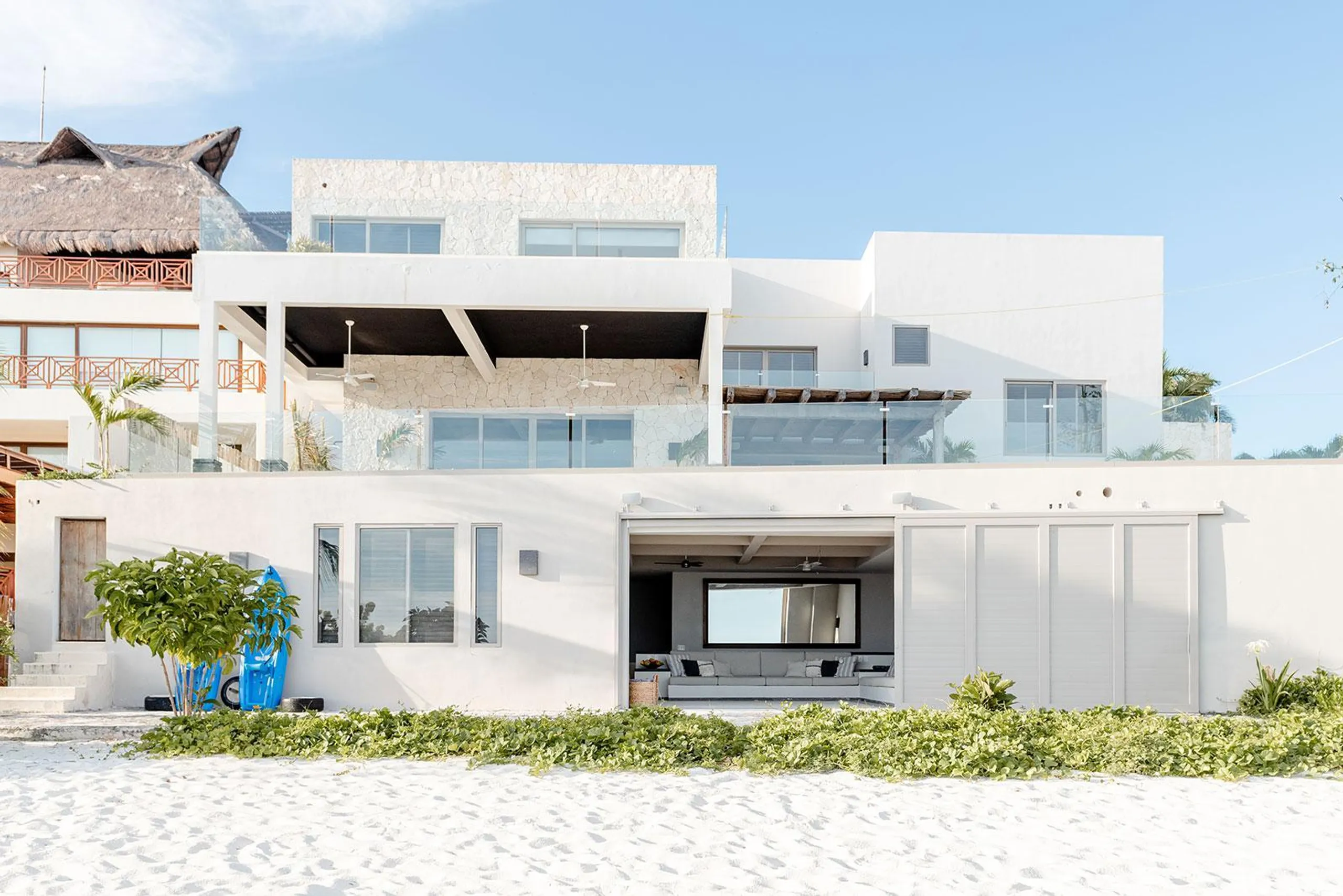 Serene Flamings Modern Architectural Beach Front Retreat with Infinity Pool — photograph 3