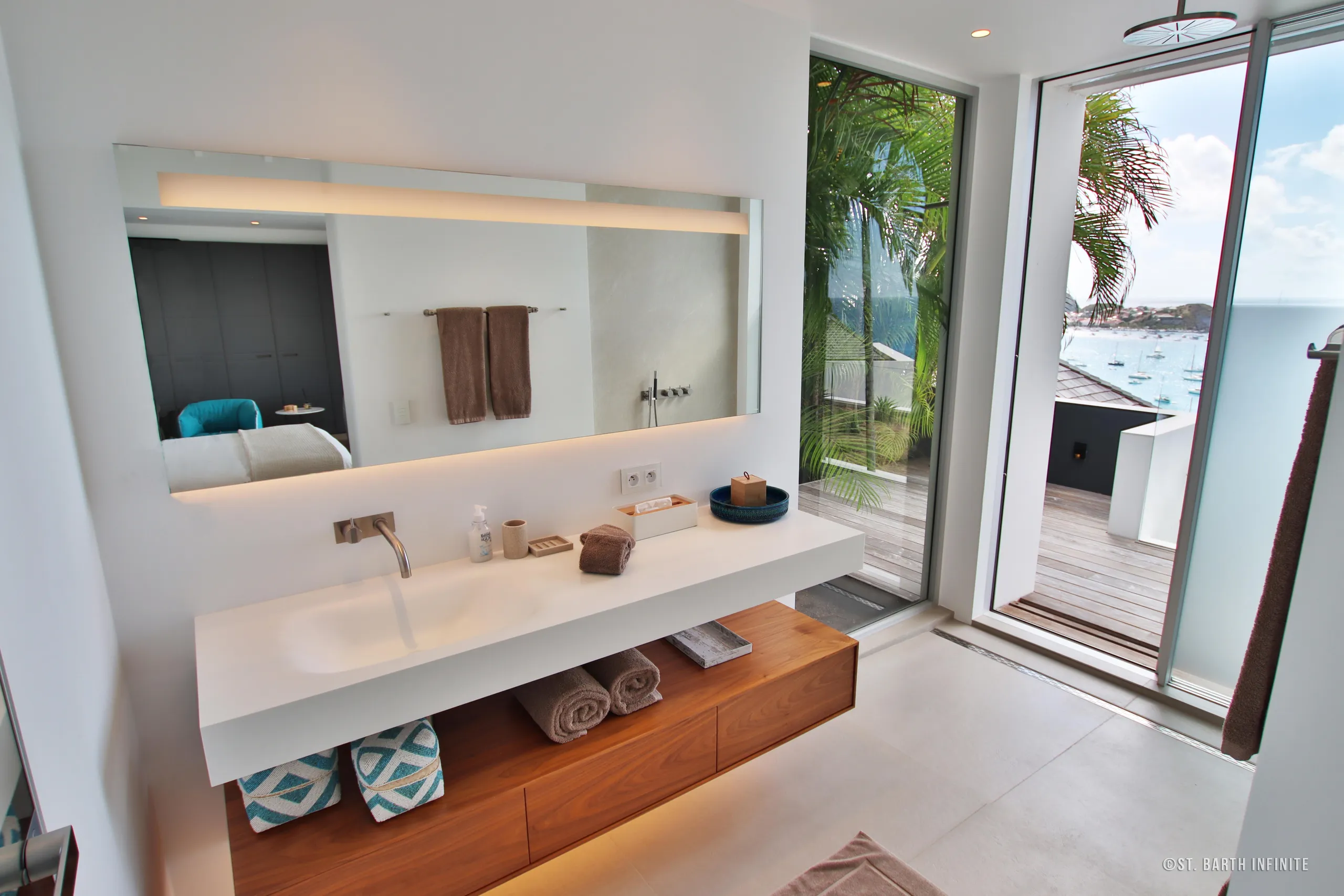 Palatial Oceanview Villa with Infinity Pool — photograph 12