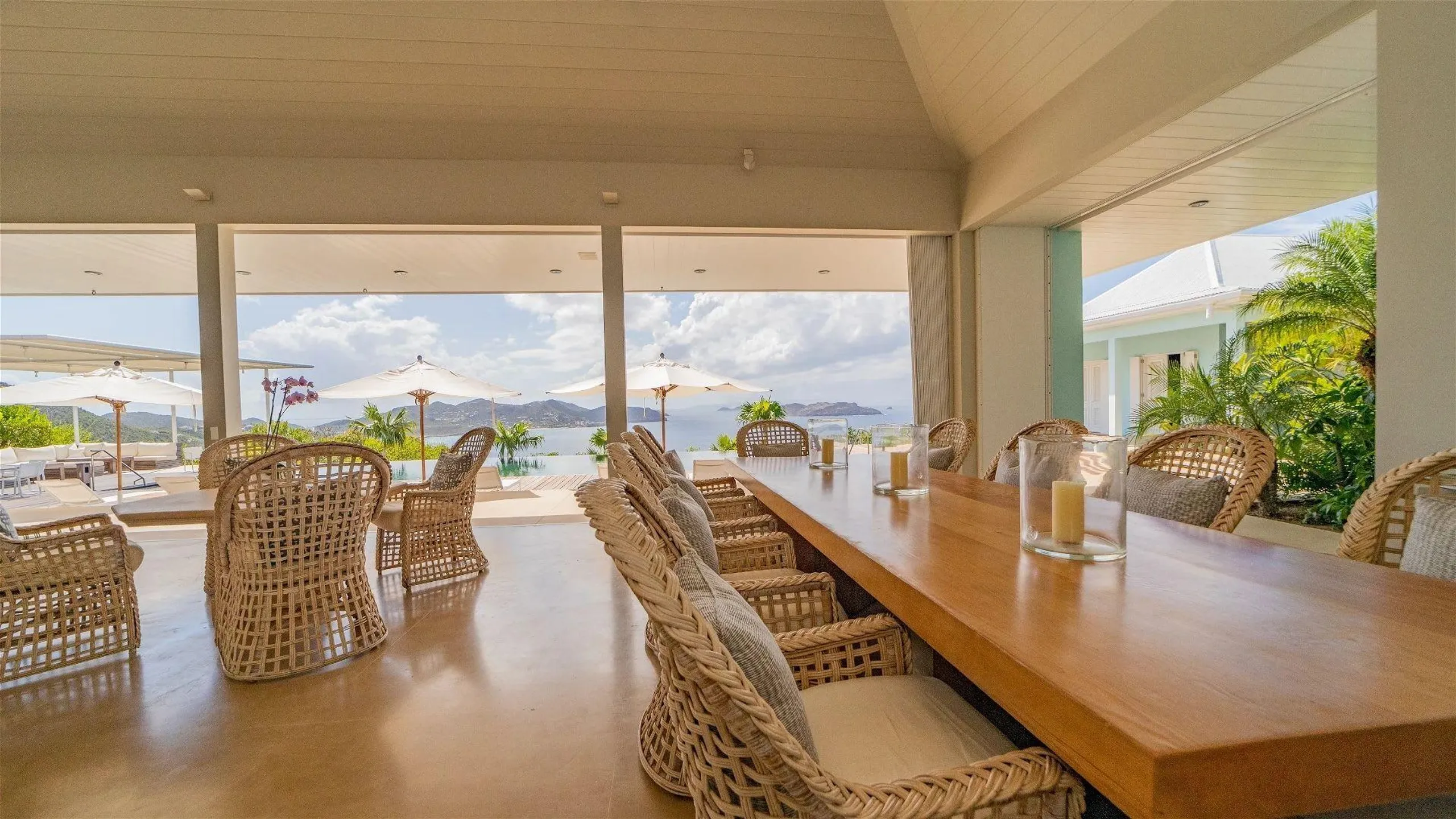 Oceanview Luxury Villa with Infinity Pool — photograph 11