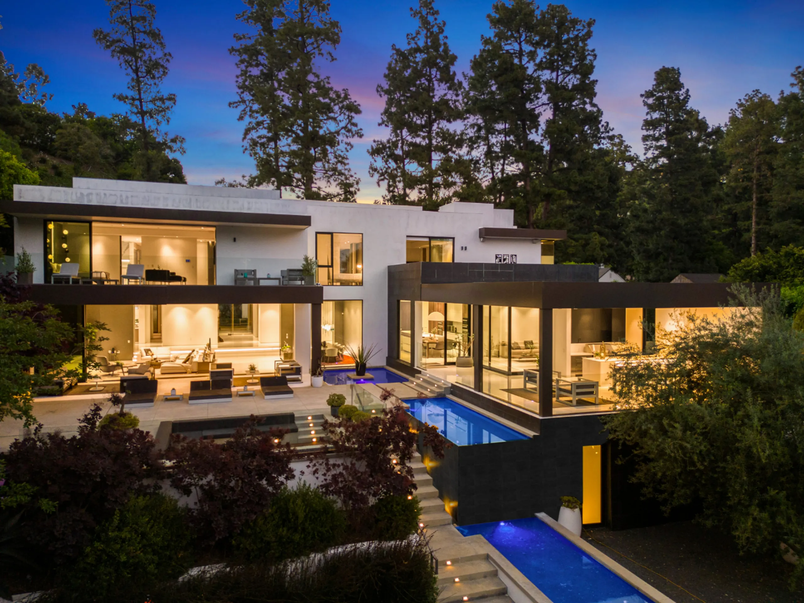Marvelous Beverly Hills Villa with Private Pool, Spa, and Theater — photograph 5