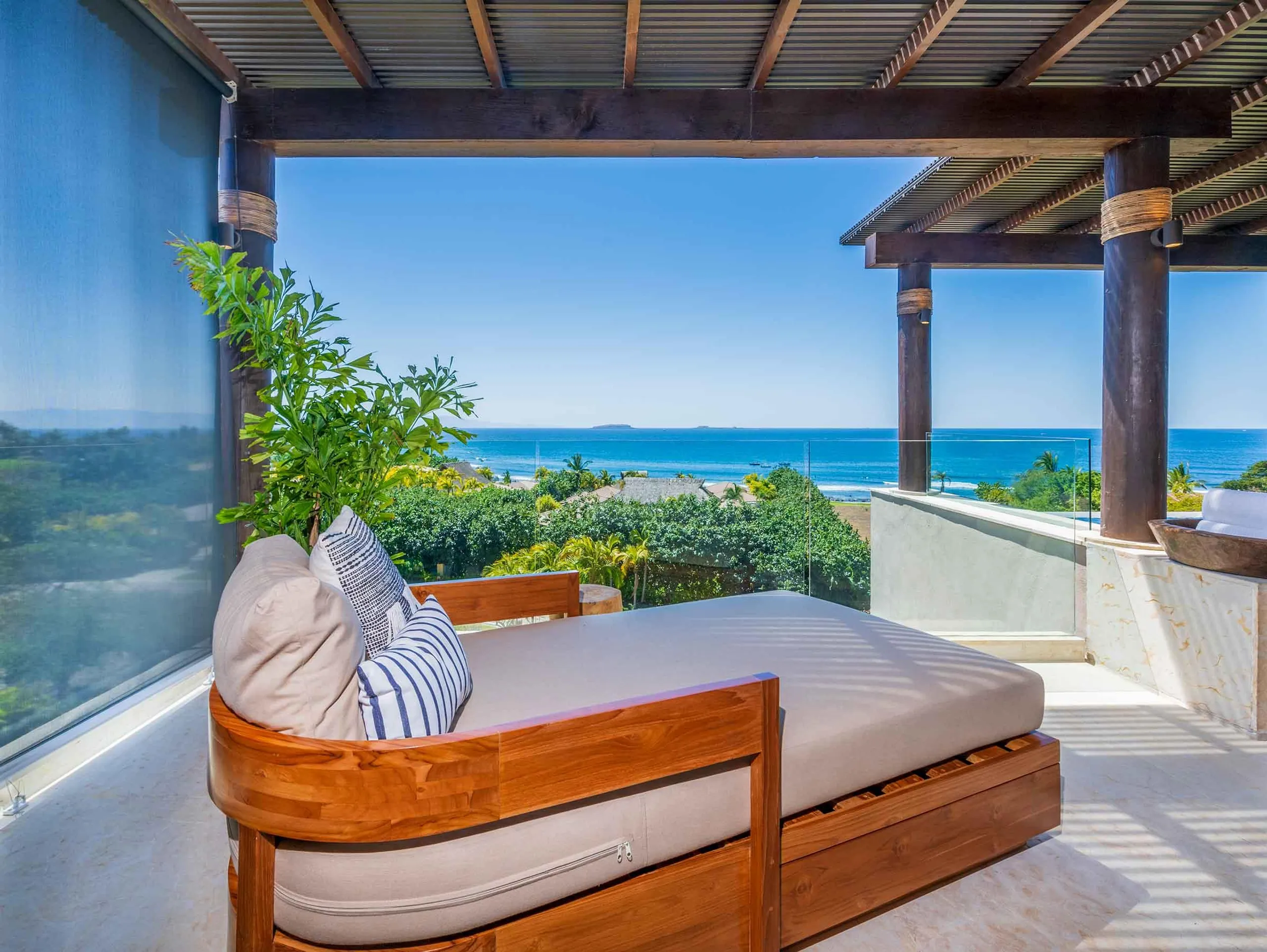 Luxury Villa with Panoramic Ocean and Island Views — photograph 3