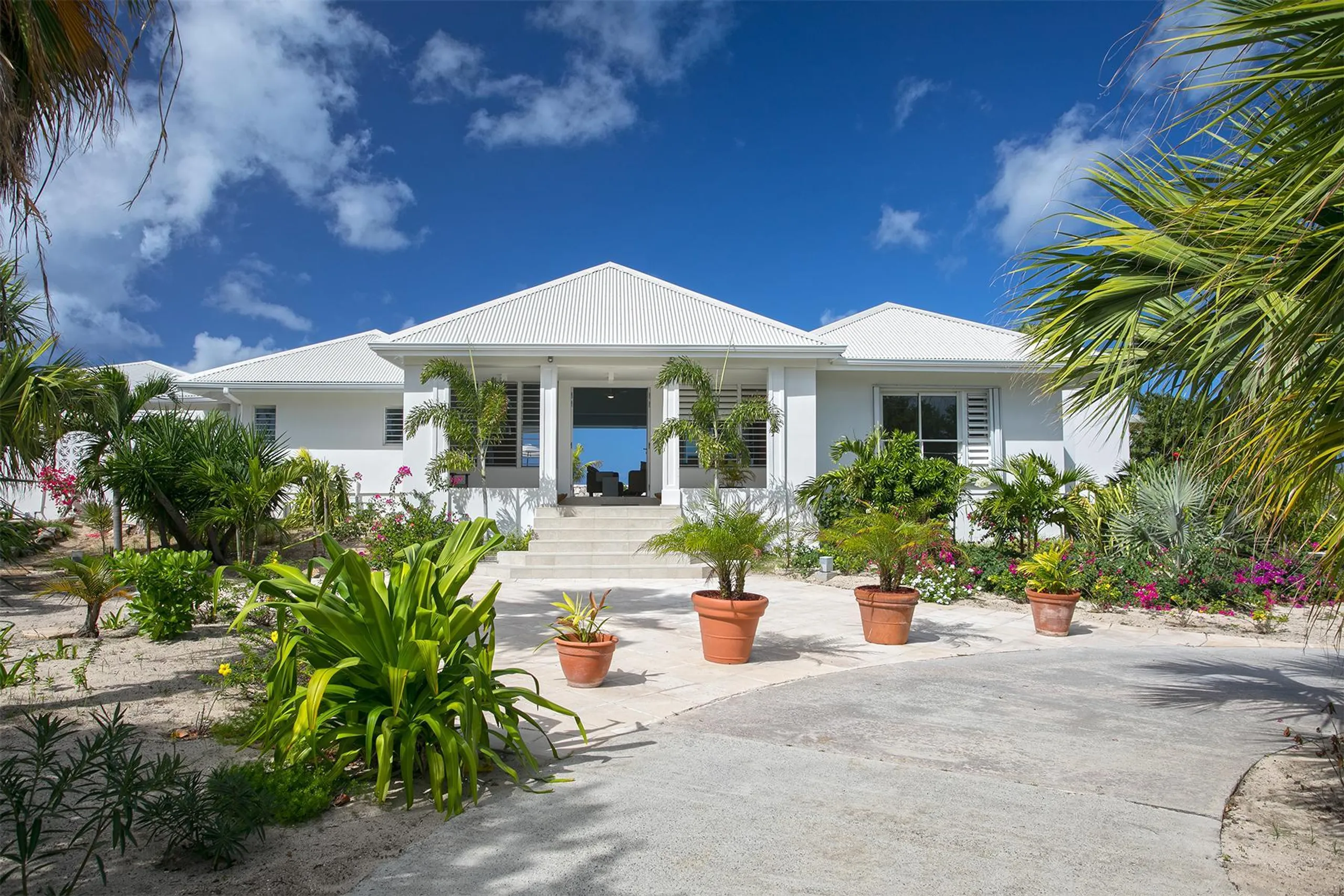 Elegant Coastal  Beachfront Villa in Plum Bay Beach with Private Pool — photograph 4