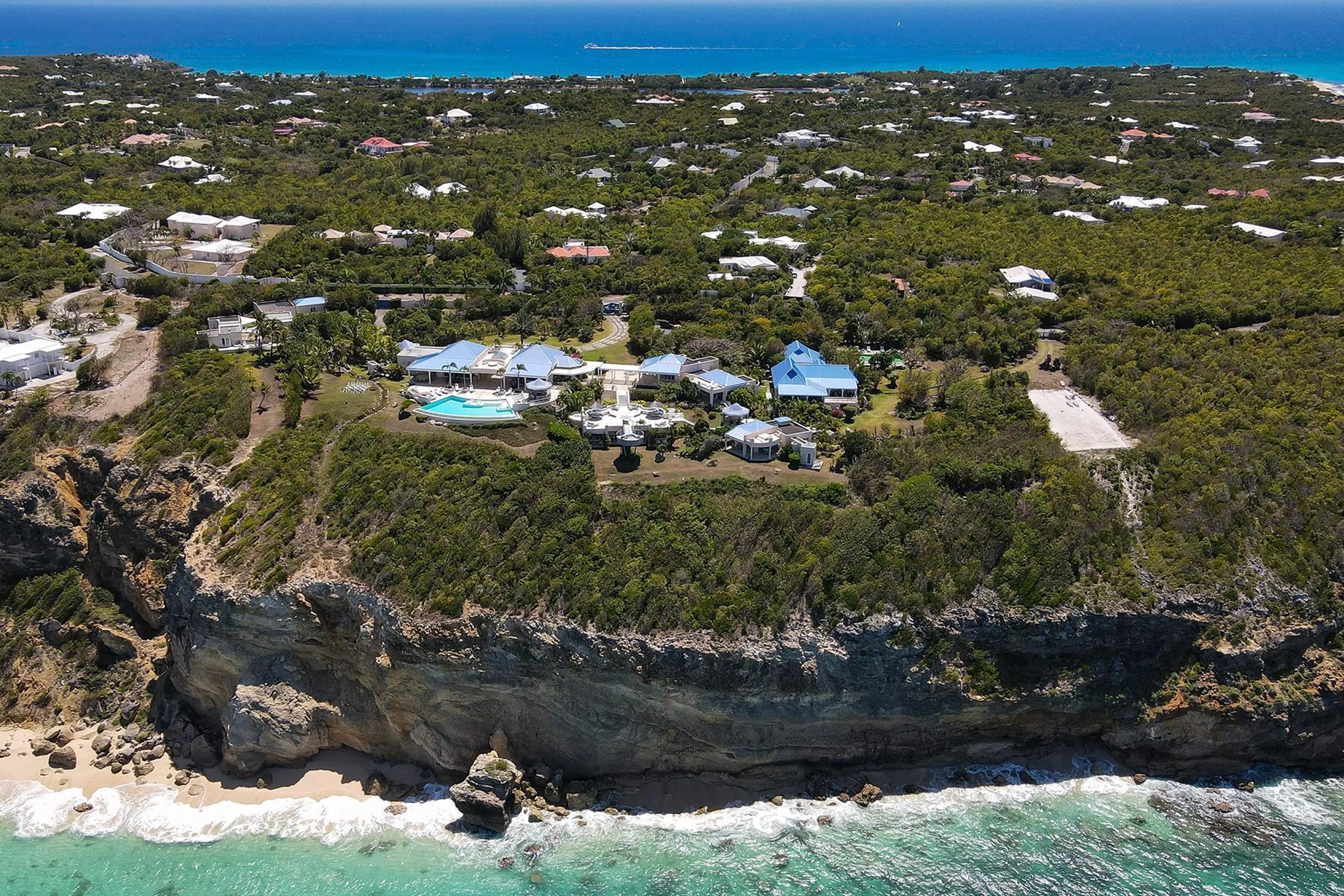Clifftop Grand Compound with Infinity Pool and Panoramic Views  in St. Martin — photograph 7