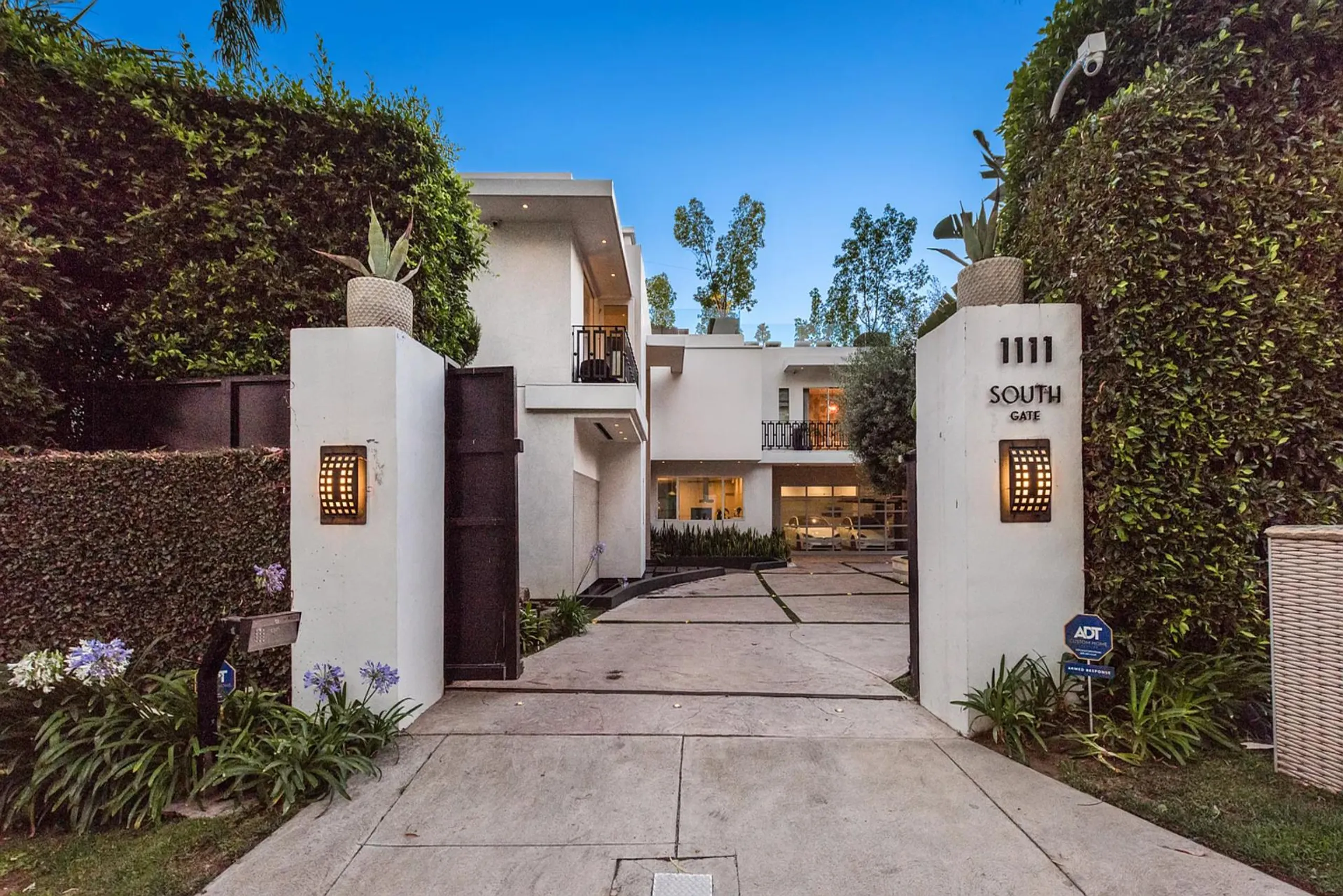 Stunning West Hollywood Royale Estate With Private Pool — photograph 9