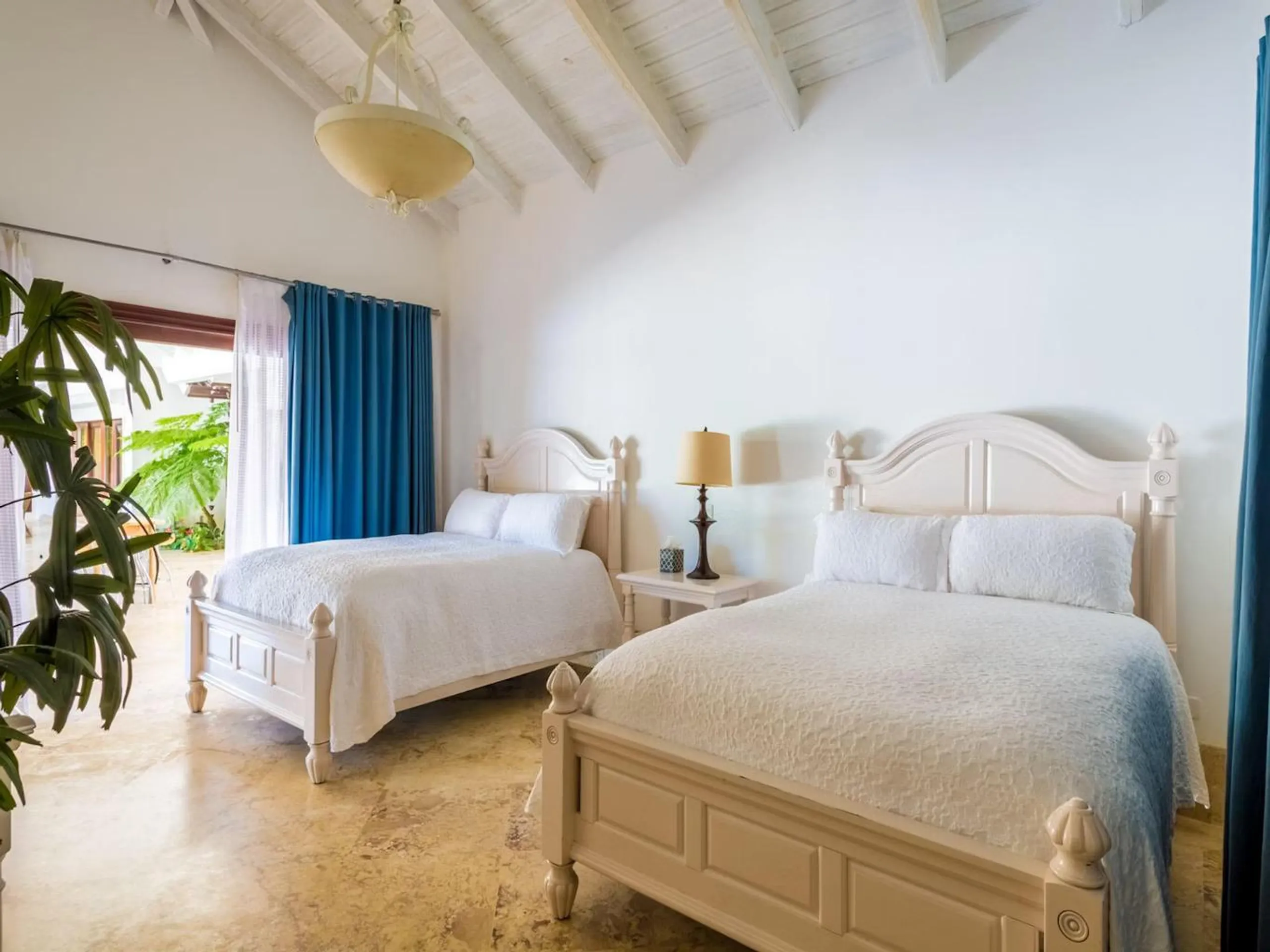 Prestigious Paradise Estate with Private Pool and Hot Tub — photograph 11