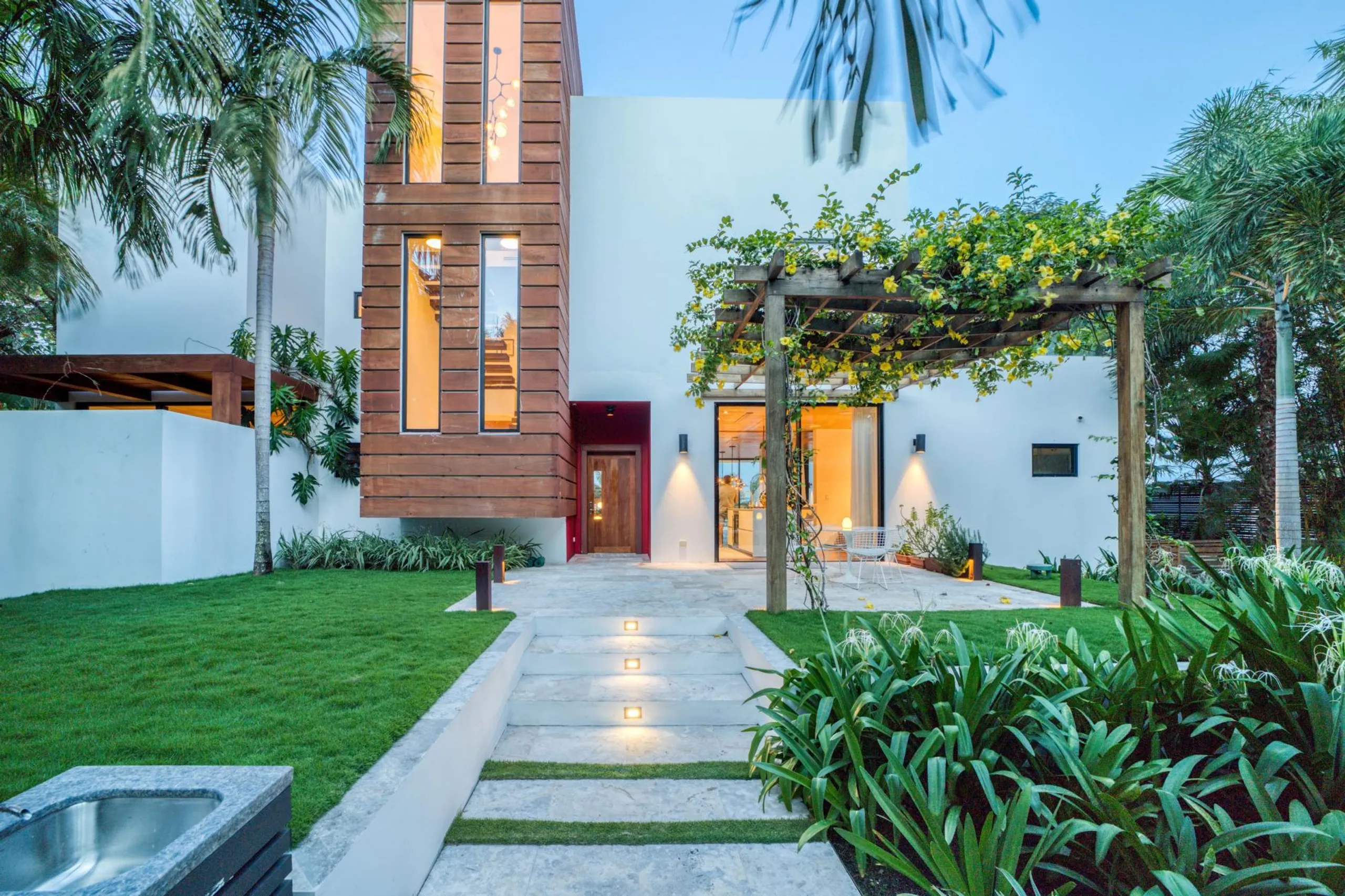 Modern 5-Bedroom Beachfront Villa in Placencia with Infinity Pool & Private Pier — photograph 8