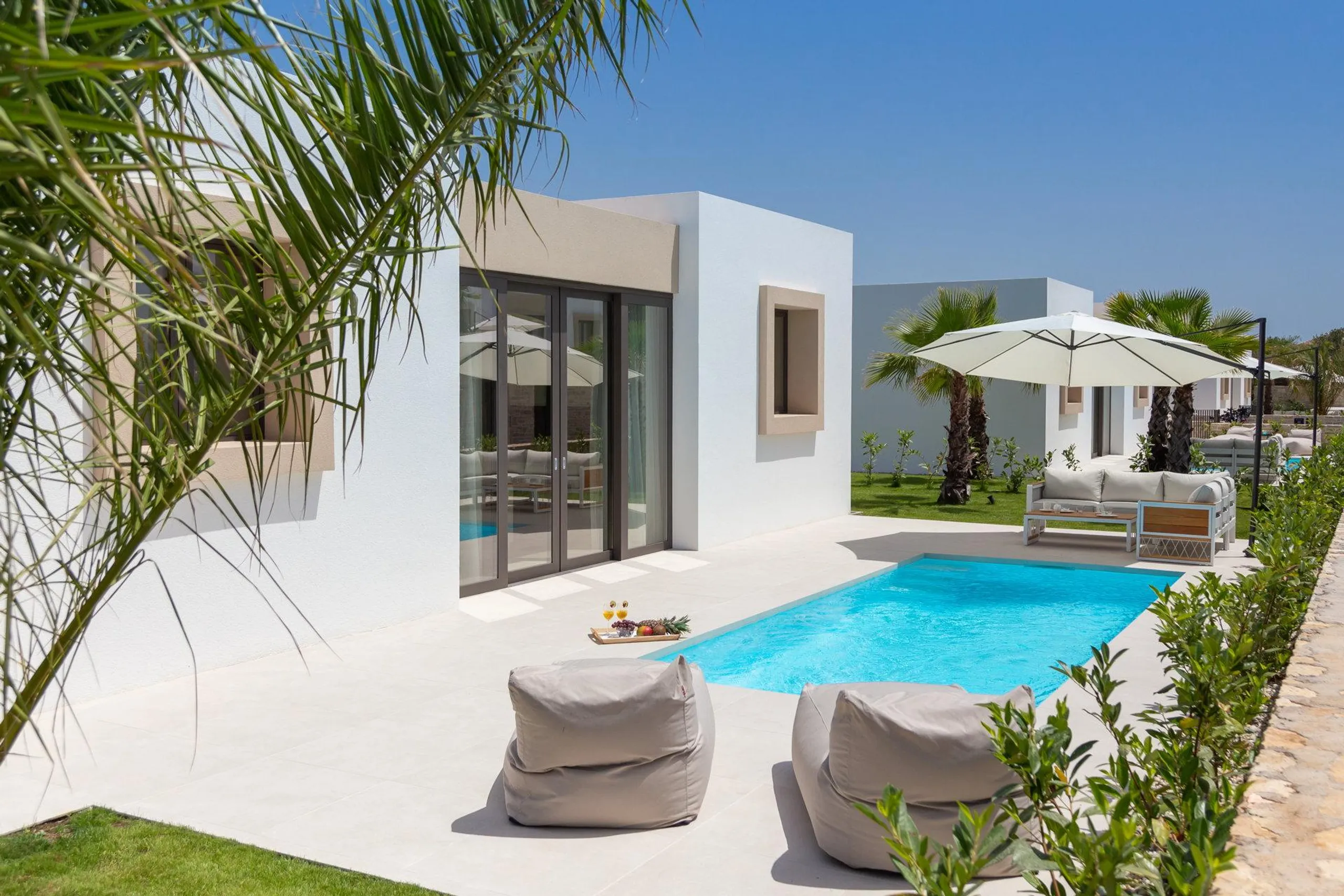 Gleaming Modern Villa with Pool and Sea Views — photograph 9