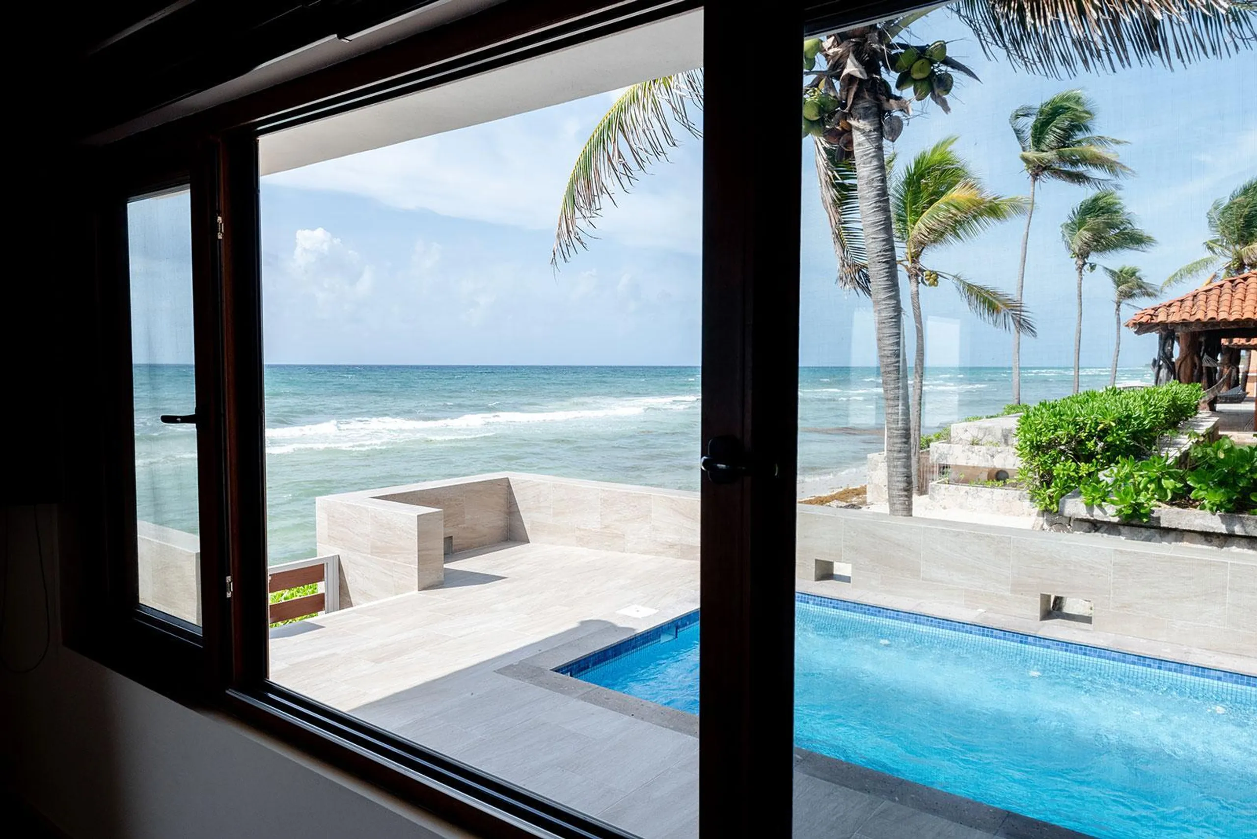 Luxury Beach Front Villa with Private Plunge Pool and Magnificent Ocean Views — photograph 3