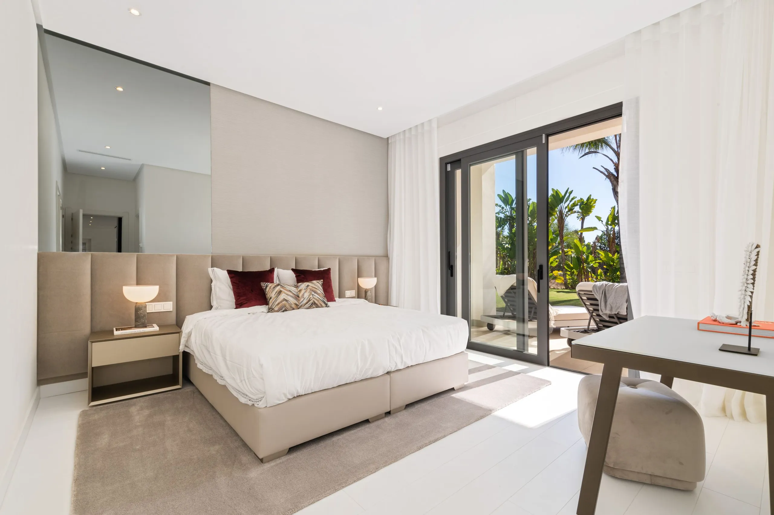 Stately Contemporary Villa with Heated Pool, Cinema and Gym — photograph 6