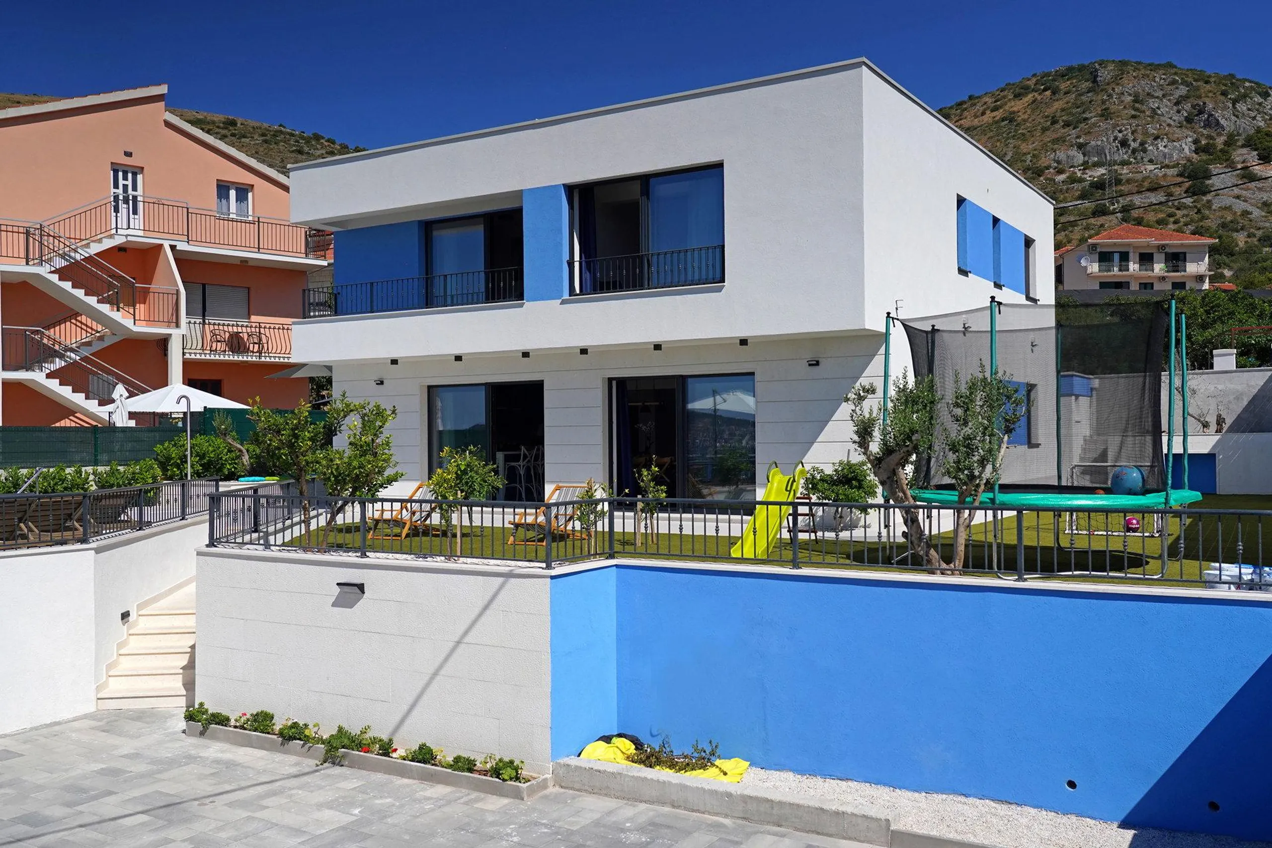 Phenomenal Modern Villa with Pool, Garden and Sea Views — photograph 8