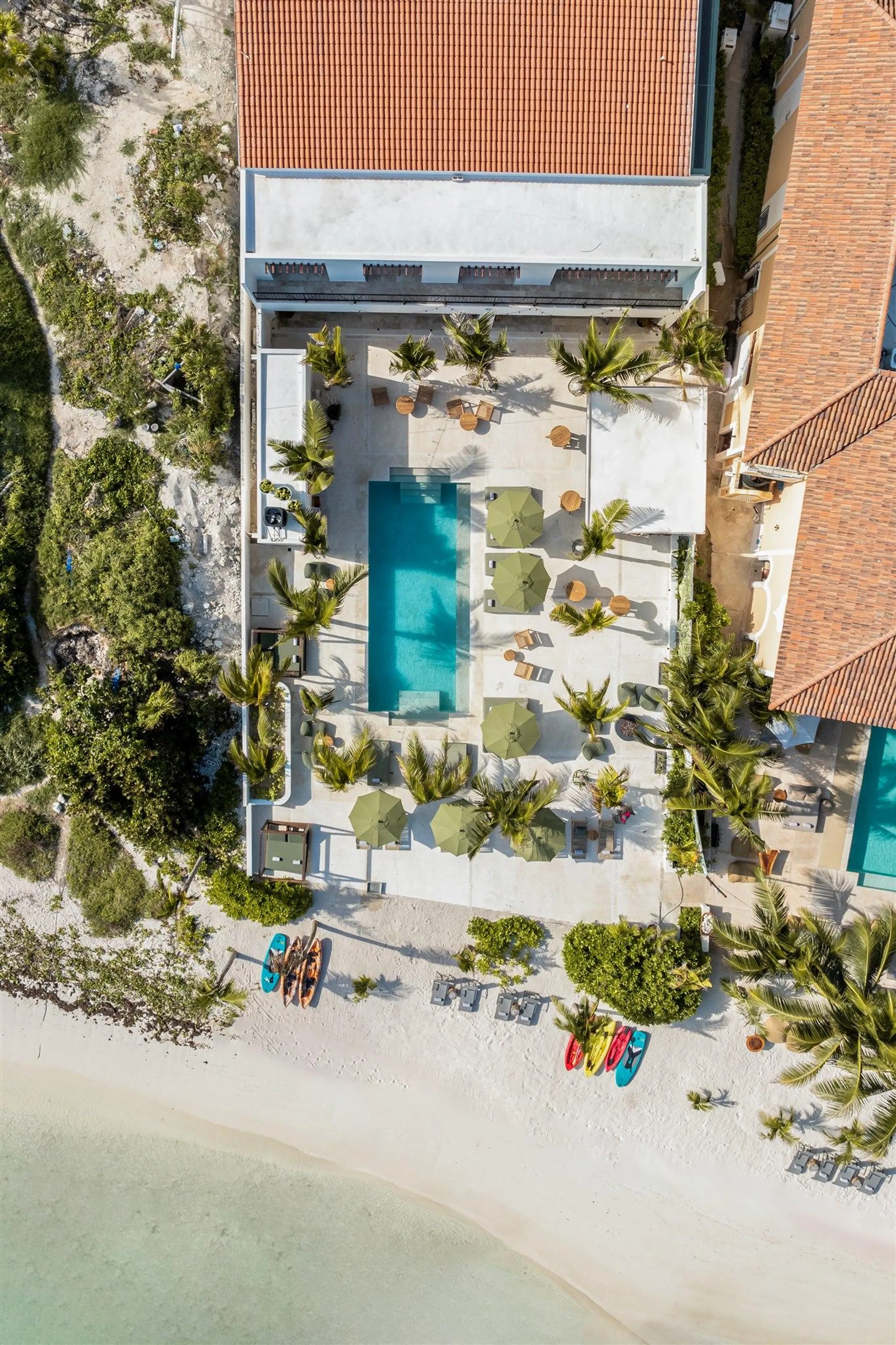 Sumptuous 12-Suite Villa with Private Pool, Bar, and Oceanfront Views — photograph 5