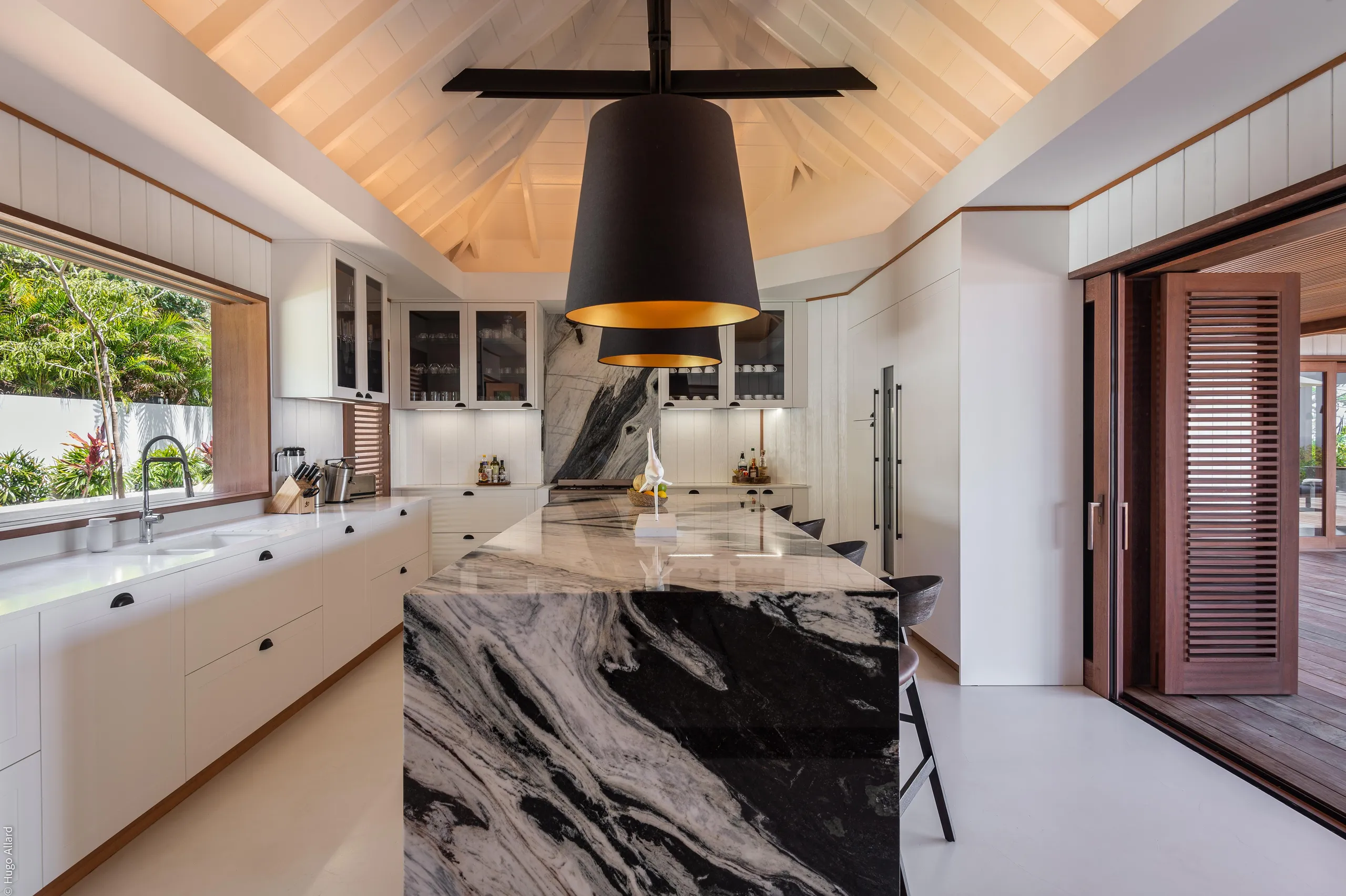 Airy Majestic Villa with Heated Lap Pool and Palm-Filled Terrace — photograph 11