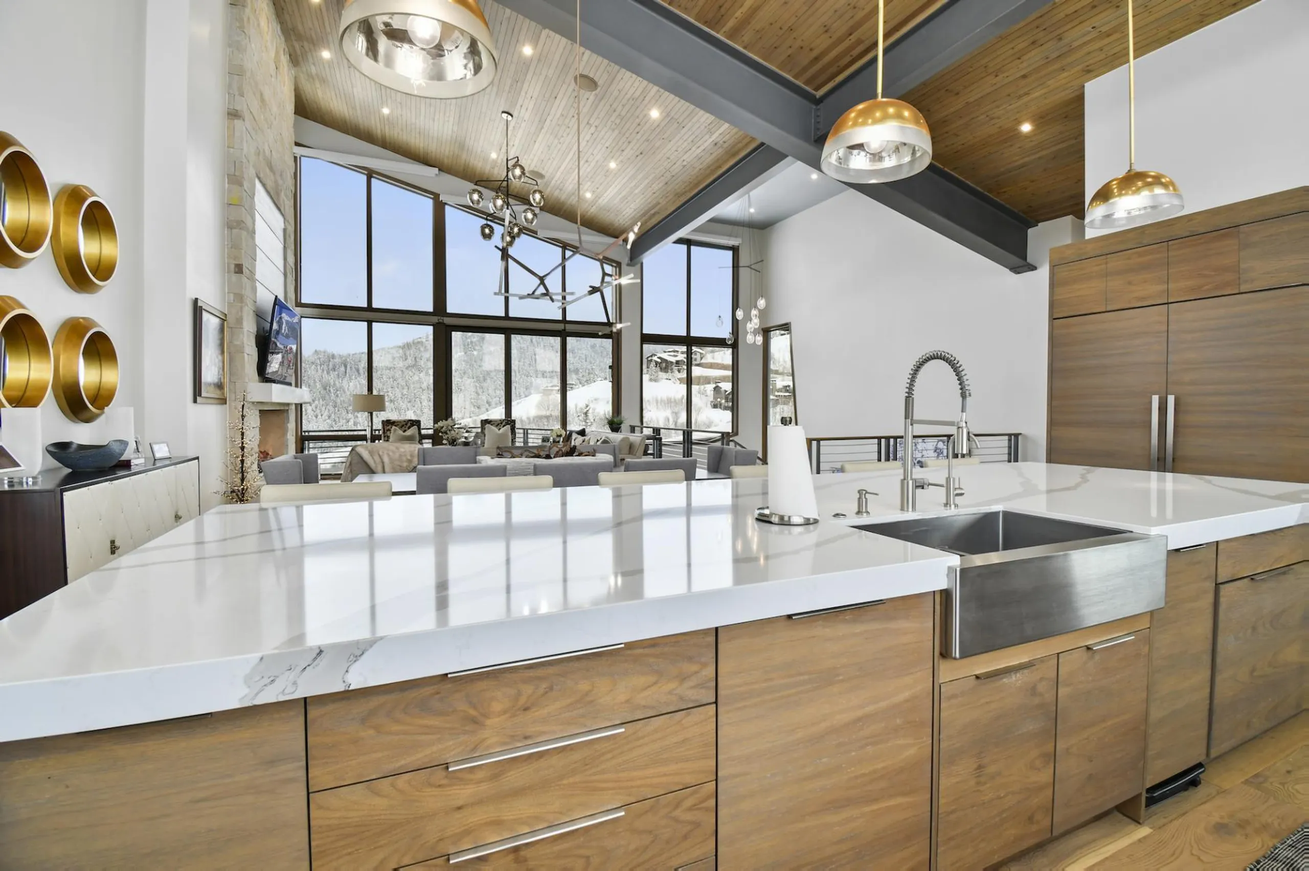 Contemporary Deer Crest Ski In-Ski Out Chalet with Heated Pool and Hot Tub — photograph 11