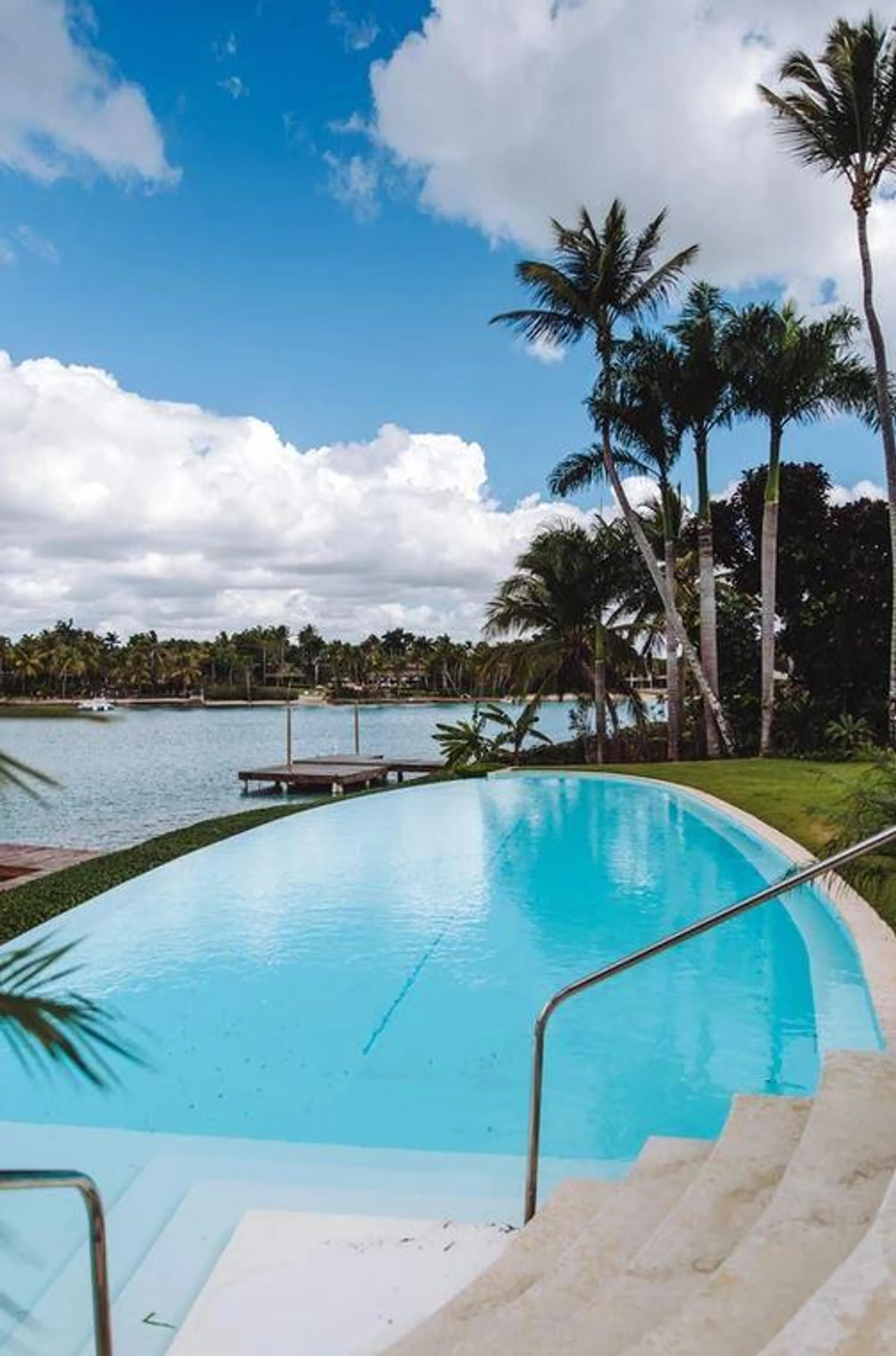 Serene Eight-Bedroom Villa with Infinity Pool and Minitas Bay Views — photograph 12