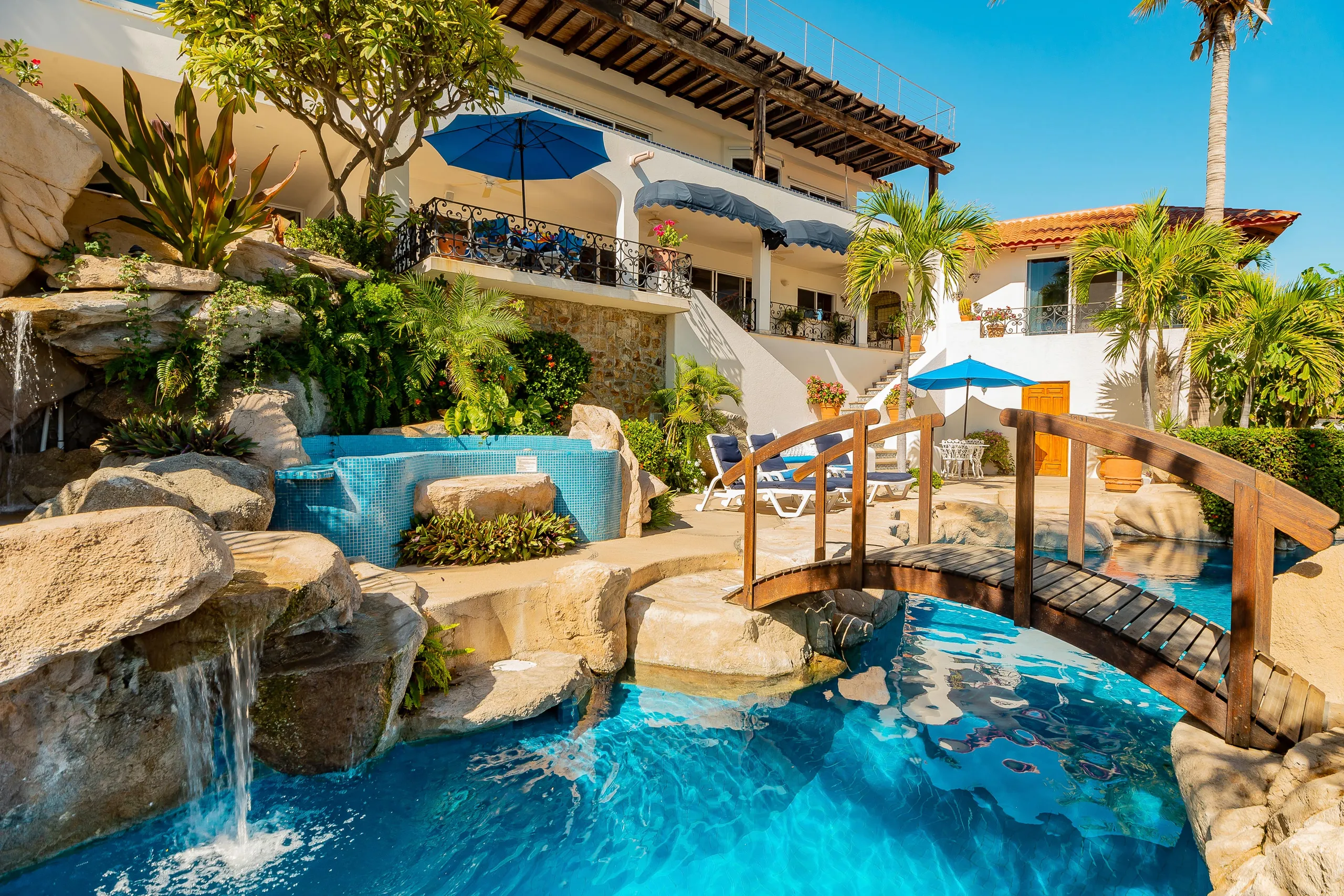 Lush Tropical Luxury Pedregal Estate with Infinity Pool and Incredible Views — photograph 4