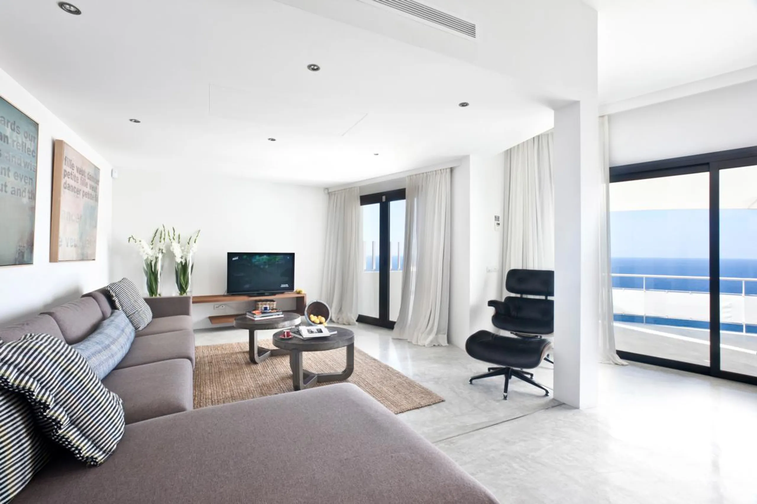 Ornate Contemporary Villa with Private Pool and Blue Sea Views — photograph 6