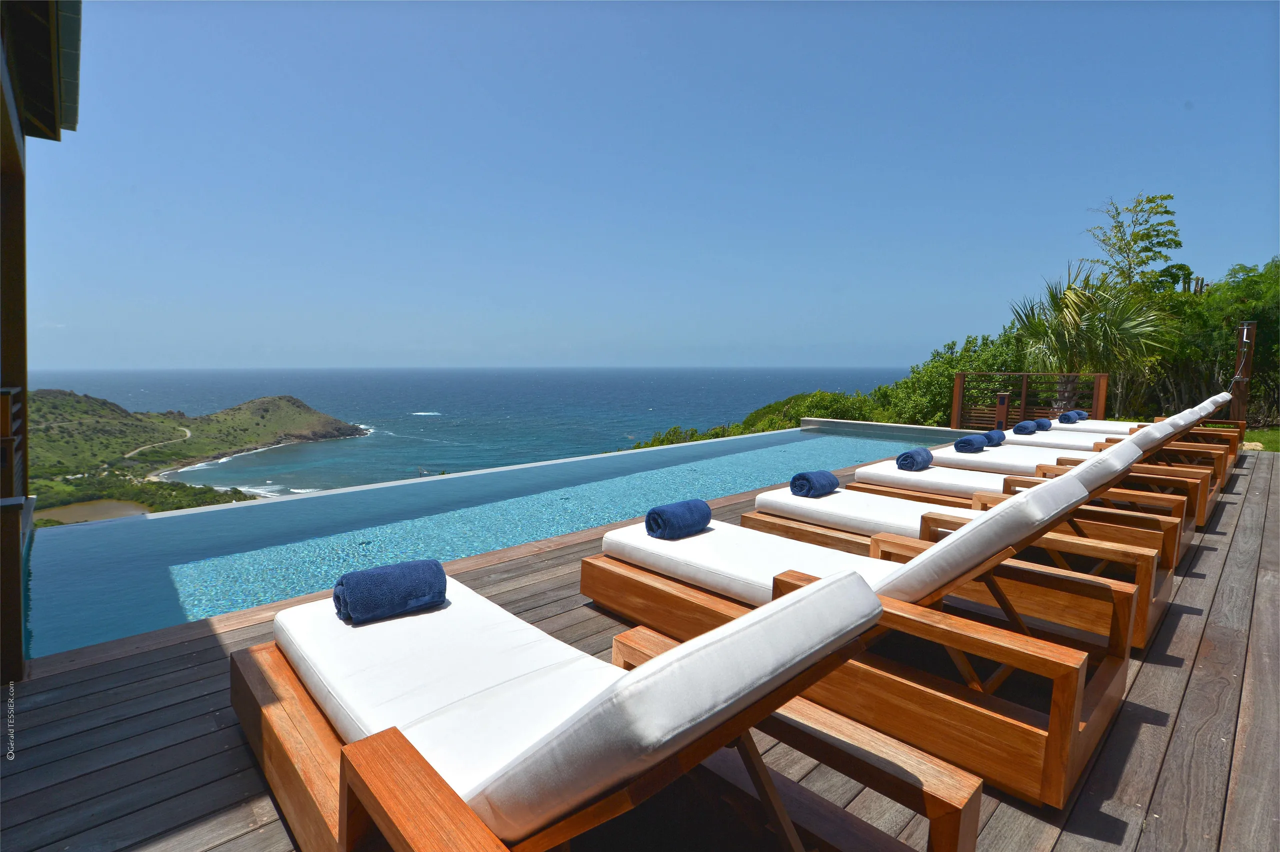 Seamless Harmony Hilltop Villa in St. Barts with an Infinity Pool — photograph 8
