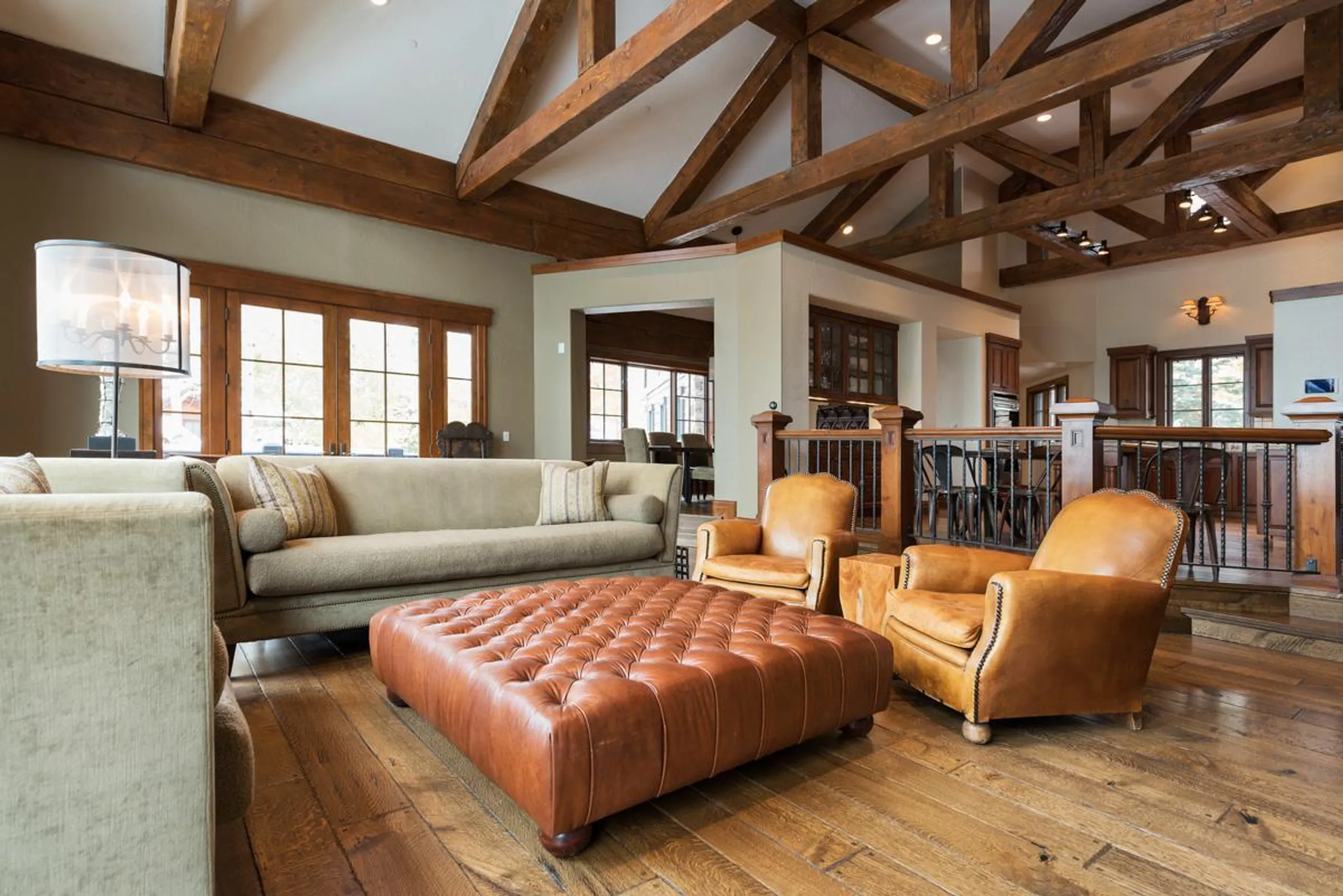 Exquisite Mountain Chalet with Entertainment Room and Stunning Views — photograph 8