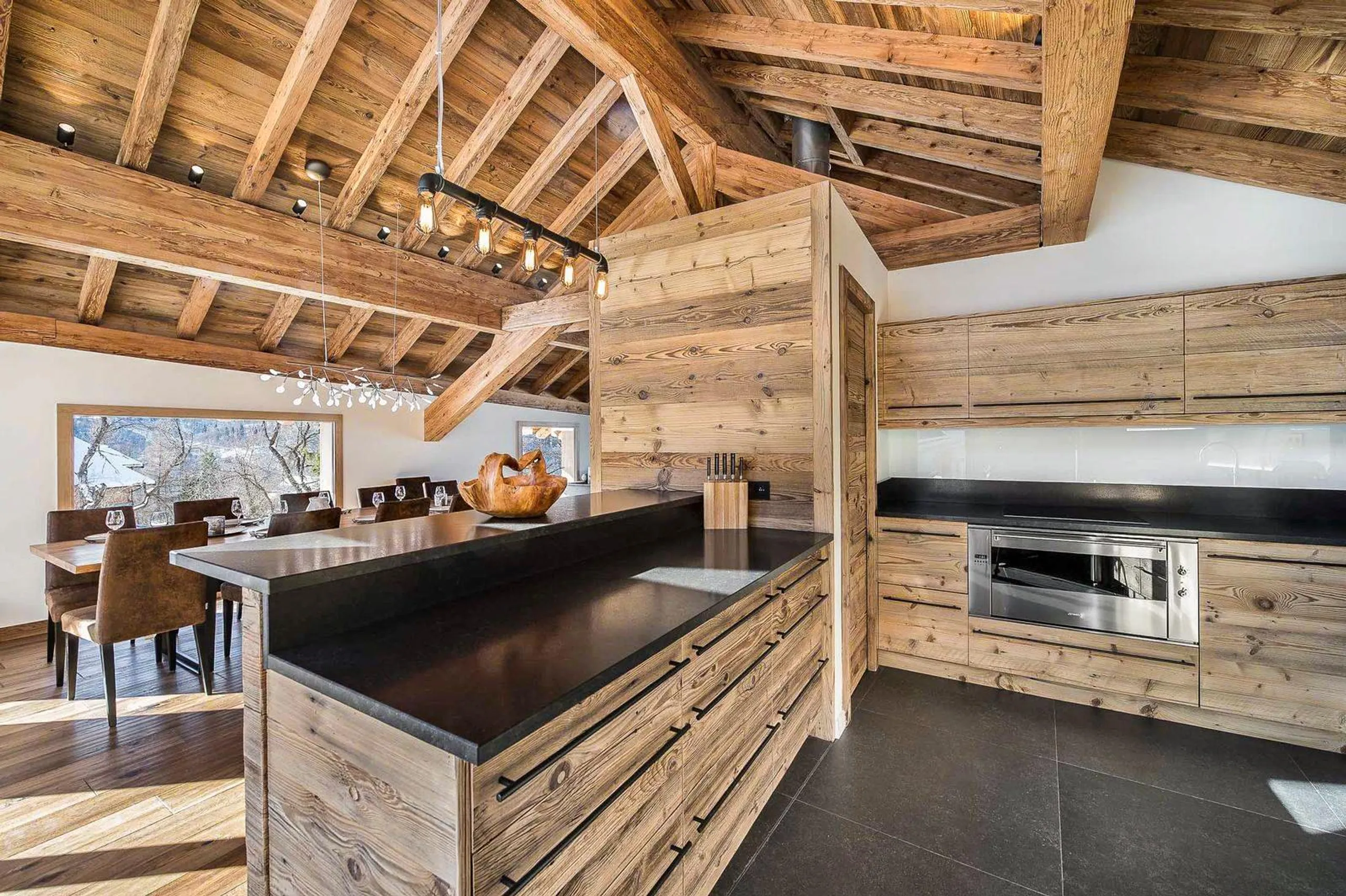 Stunning 6-Bedroom Chalet with Outdoor Jacuzzi and Scenic Views — photograph 7