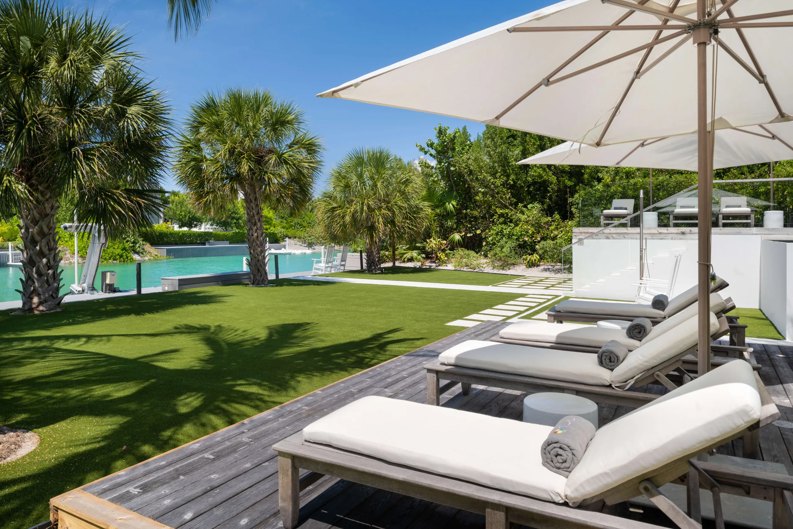 Prestigious Blue Cay Estate with Private Infinity Pool, Canal Views and Beach Access — photograph 4