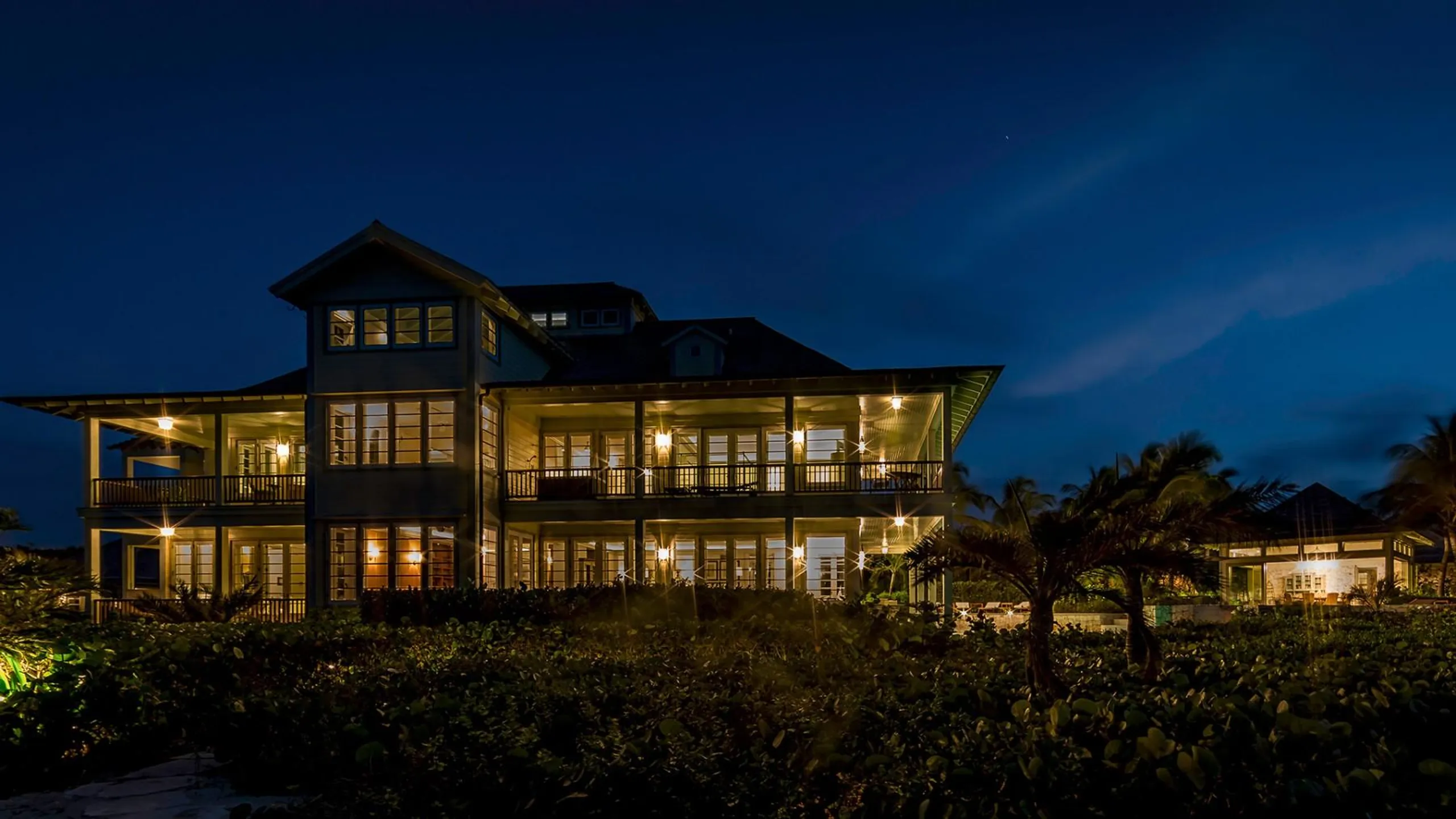 Stunning Beachfront Villa on Long Bay's Golden Sands — photograph 11