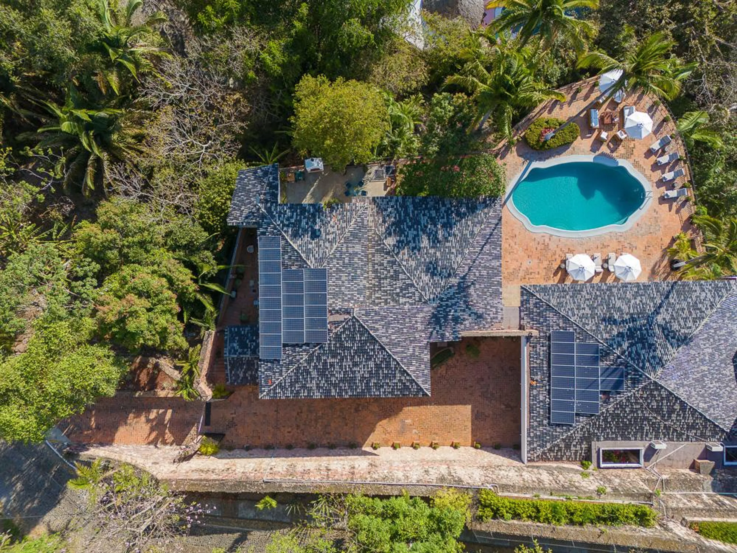 Mid-Century Modern Villa with Pool and Ocean Views — photograph 3