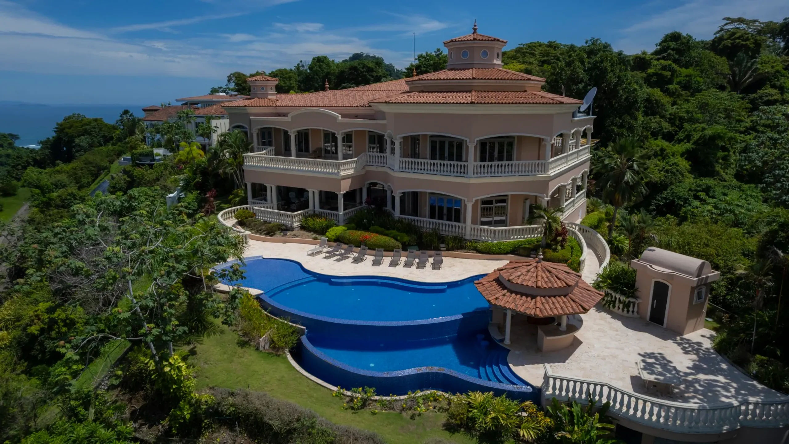 Grand Los Sueños 10-Bedroom Mansion with Infinity Pool, Helipad & Panoramic Views — photograph 4