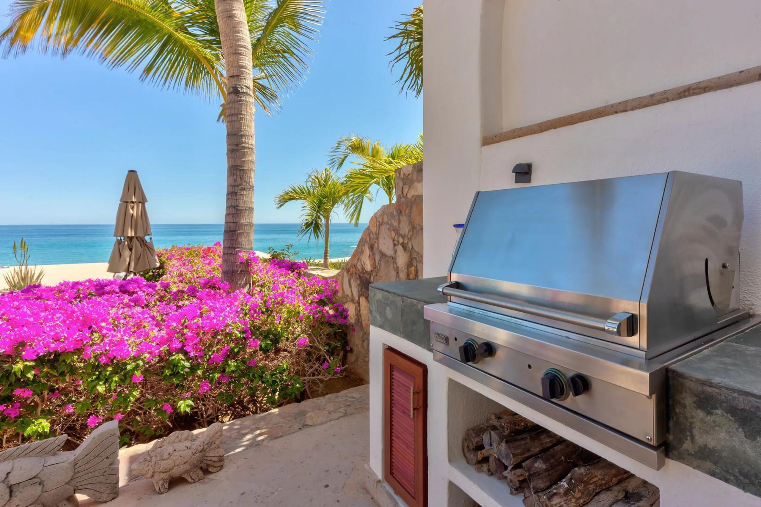 Contemporary Villas Del Mar Luxe Beachfront Estate with Infinity Pool — photograph 10