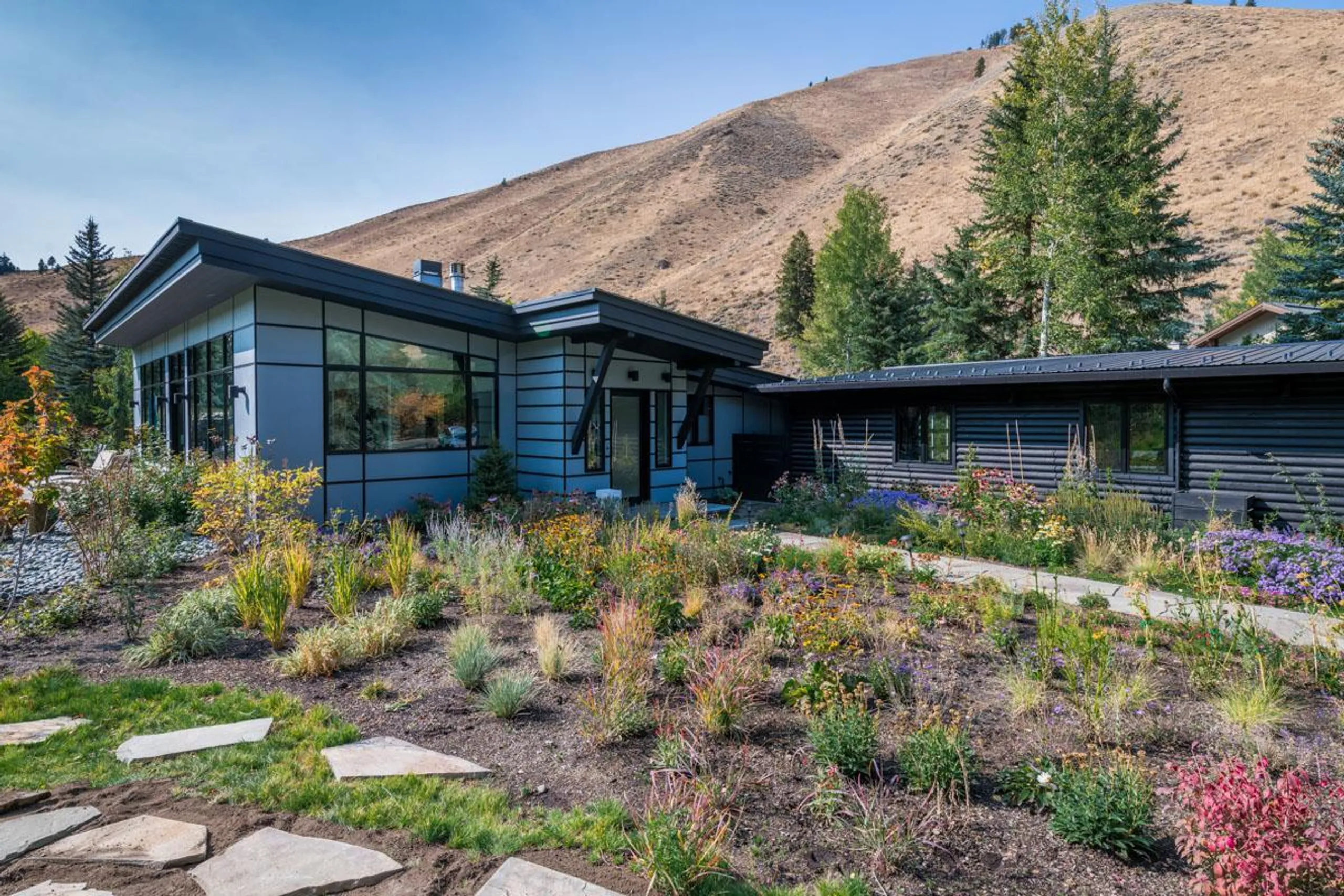 Grandiose Retreat with Majestic Mountain Views VILLAWAY® — photograph 2