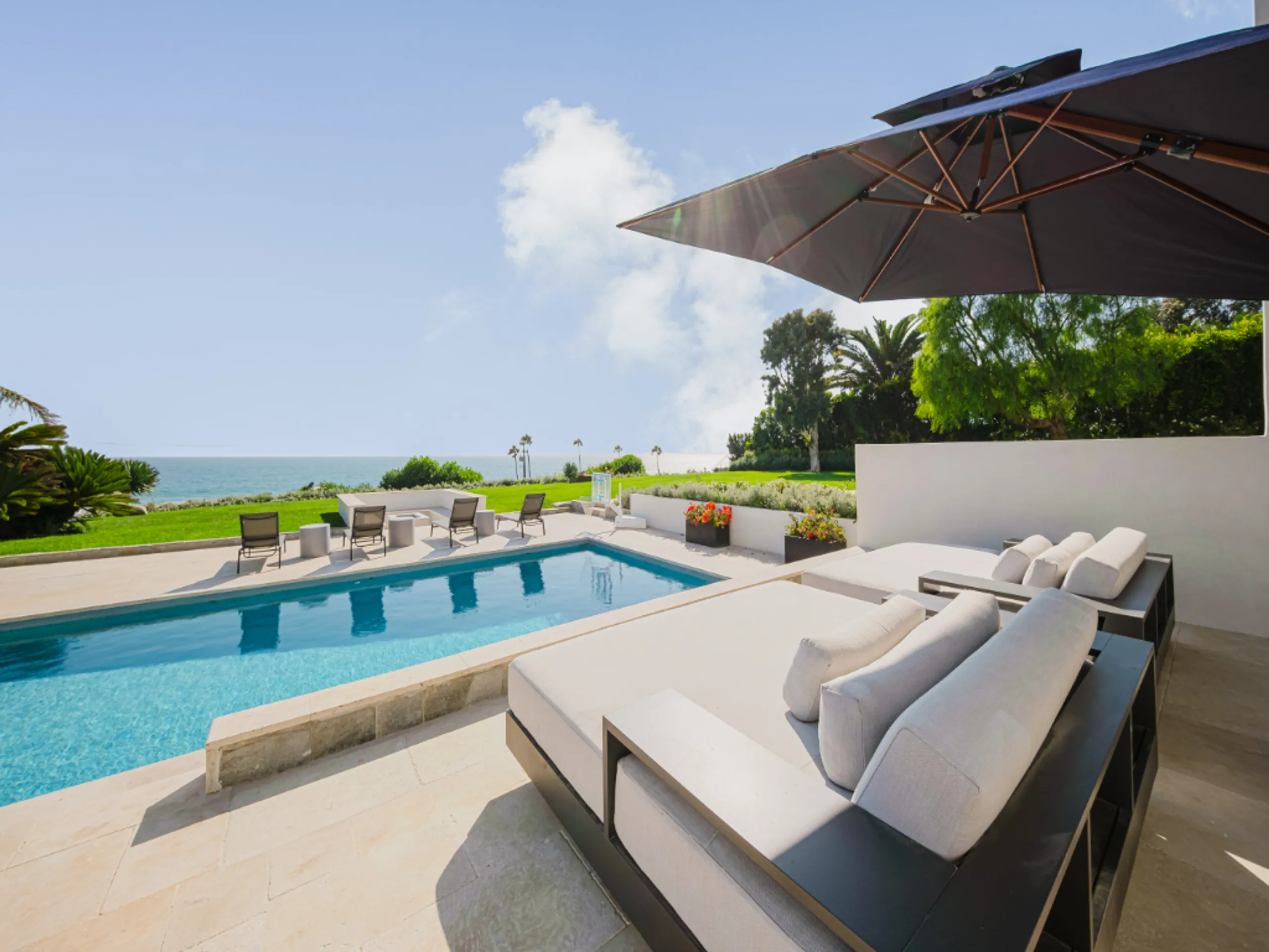 Architectural Malibu Bluffside Estate with Panoramic Ocean Views & Walkable Beach Access — photograph 4