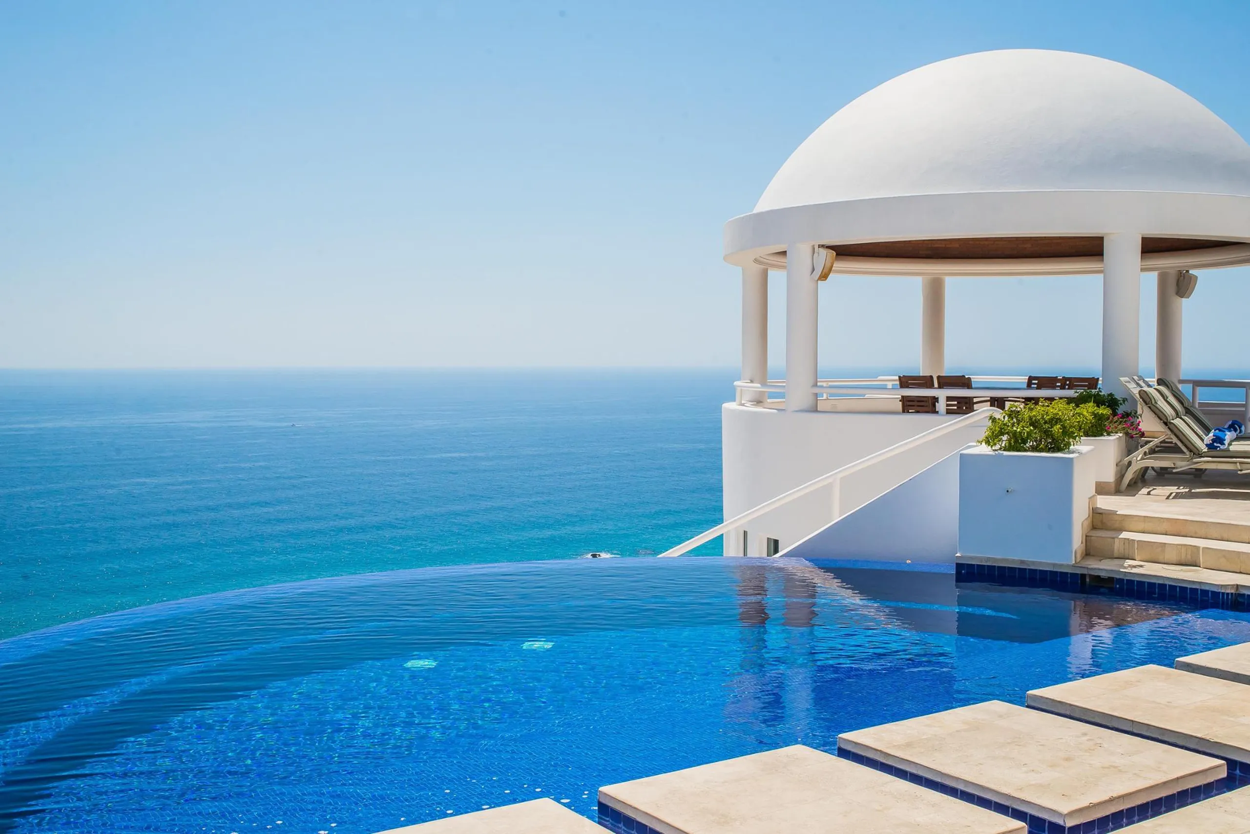 Elegant Mediterranean-style Villa with Infinity Pool and Blue Ocean Views, Pedregal