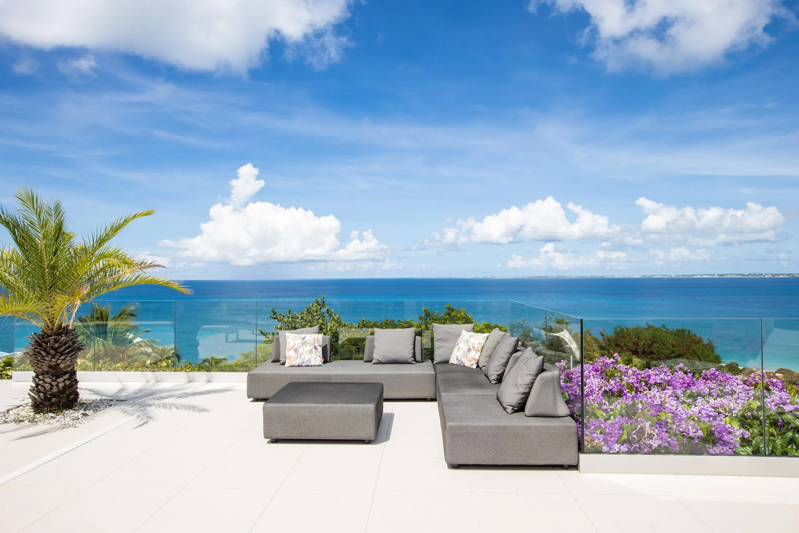 Oceanview Seascape Villa with Private Pools and Tropical Bloom Scenery — photograph 4