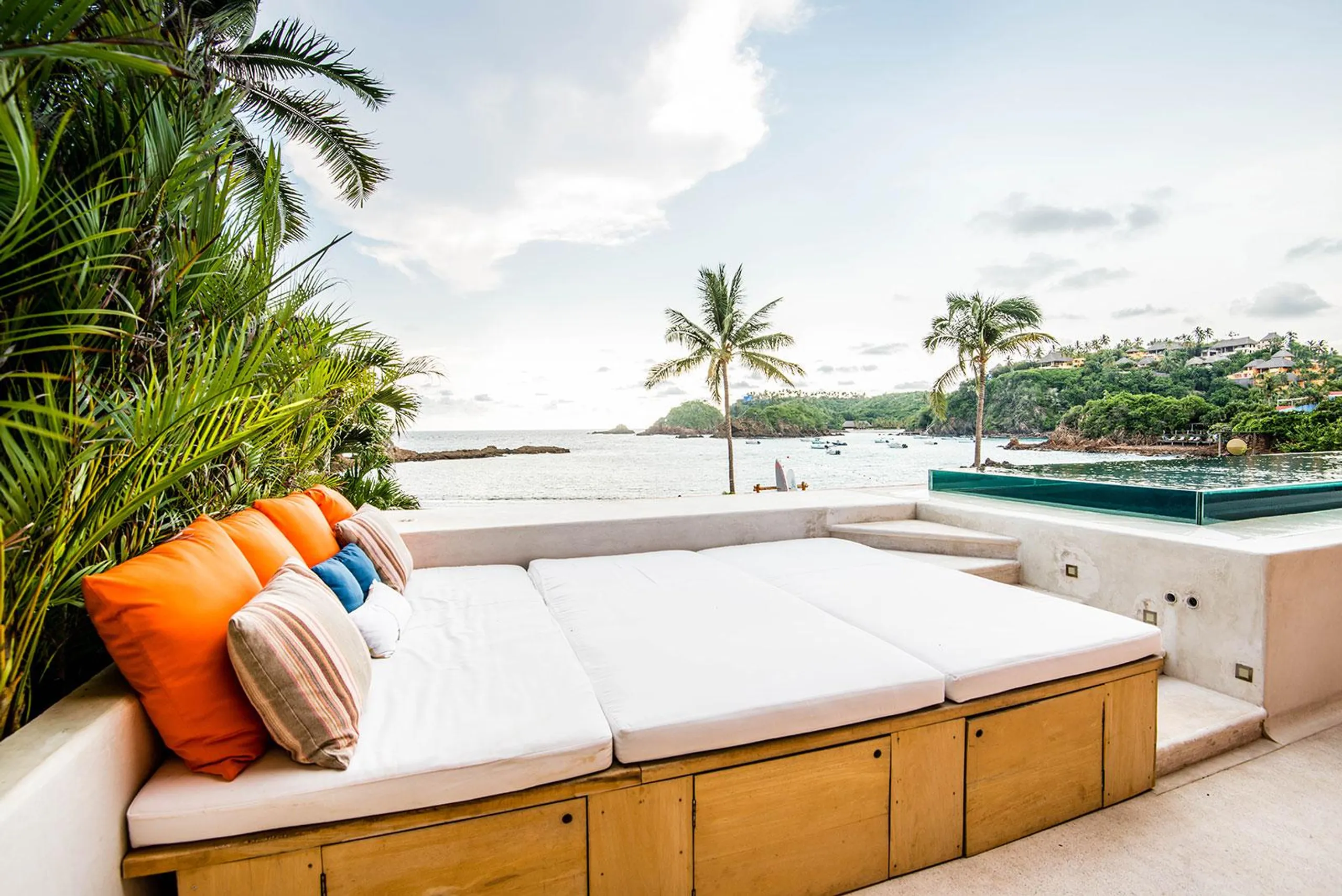 Beachfront Villa with Private Pool Modern Comfort & Access to Natural Wonders — photograph 8
