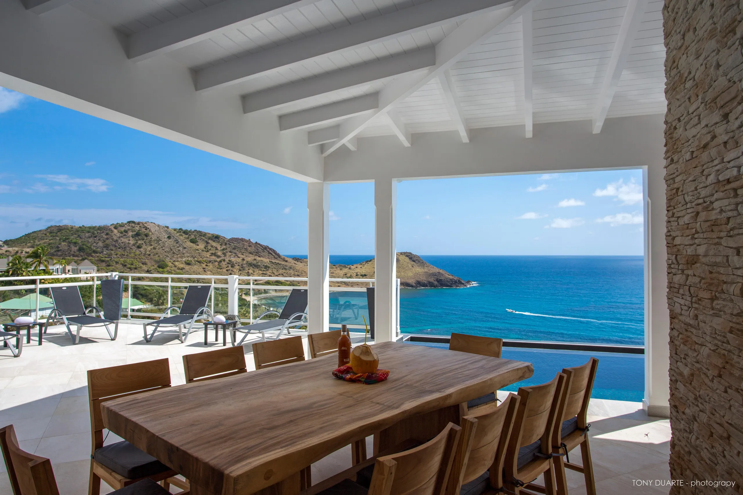 Majestic Oceanfront Villa with Private Pool and Fitness Room — photograph 5
