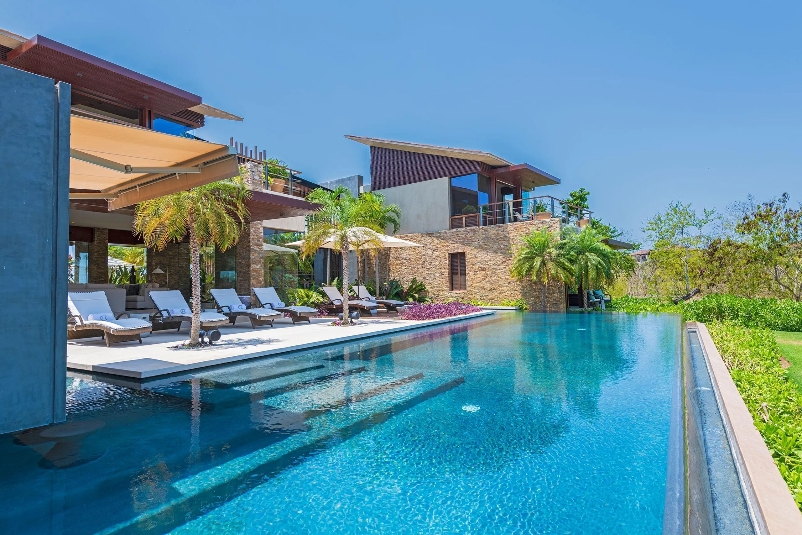 Gorgeous Lagos Del Mar Estate with Grand Infinity Pool and Incredible Views — photograph 2