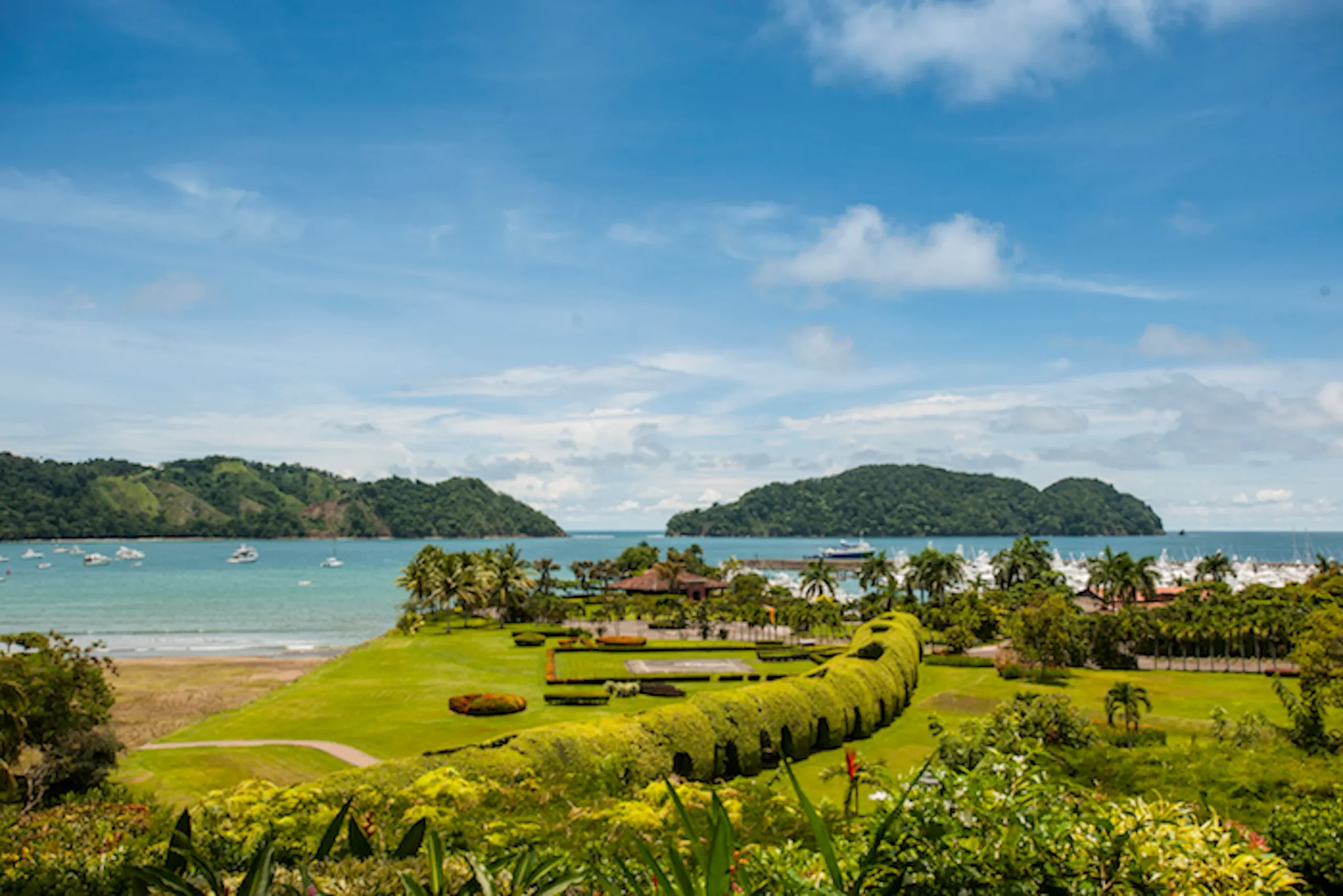 Spanish Colonial Villa in Altamira with Infinity Pool & Stunning Pacific Views — photograph 8