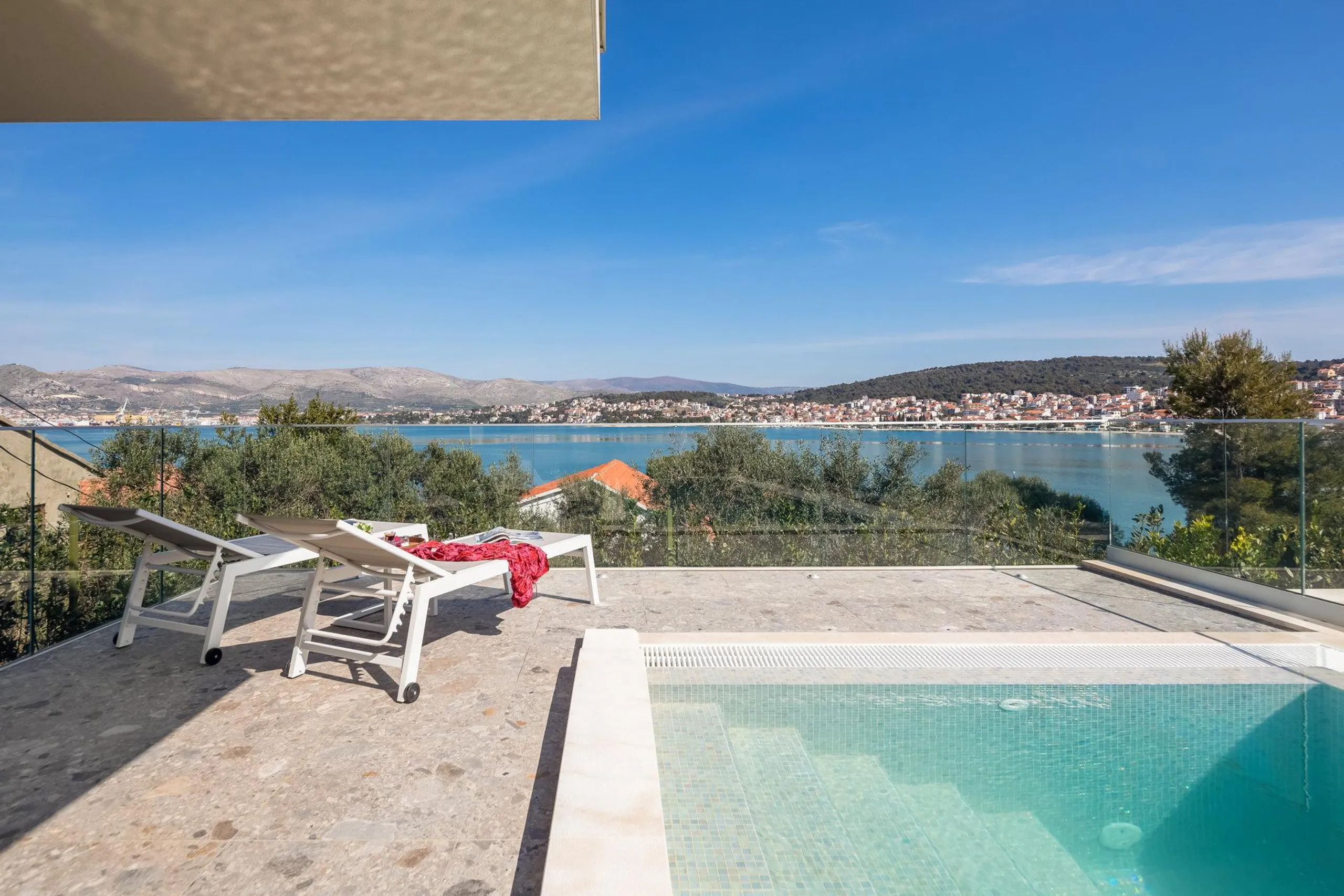 Chic Contemporary Retreat with Pool and Lovely Sea Views — photograph 4